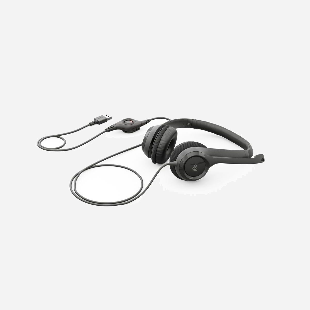 Casque audio Logitech H390 USB filaire avec microphone anti-bruit bandeau et oreillettes rembourrés - Le casque Logitech H390 USB est la solution idéale pour les professionnels en quête de confort et de qualité audio au quotidien. Conçu pour les environnements de bureau et les centres d'appels, ce casque filaire binaural garantit une expérience utilisateur optimale lors de vos visioconférences, appels clients ou sessions de travail prolongées. Son design ergonomique avec bandeau et oreillettes rembourrés assure un confort exceptionnel même après plusieurs heures d'utilisation. Les oreillettes supra-aurales réglables s'adaptent parfaitement à votre morphologie, tandis que son poids plume de 197 grammes vous fait oublier que vous le portez. La qualité audio professionnelle est au rendez-vous avec des écouteurs offrant une réponse en fréquence de 20 à 20000 Hz et une sensibilité de 94 dB. Vos interlocuteurs bénéficient d'une clarté de communication remarquable grâce au microphone anti-bruit orientable qui filtre efficacement les bruits parasites de l'environnement. Le microphone se replie discrètement lorsque vous ne l'utilisez pas. La connectivité USB Type-A Plug and Play garantit une installation instantanée sans pilote sur Windows, MacOS et ChromeOS. Les commandes intégrées sur le câble de 1,9 mètre permettent un contrôle intuitif du volume via molette rotative et une fonction silence accessible d'une simple pression. Compatible multi-plateformes et certifié CarbonNeutral, le H390 répond aux exigences des entreprises soucieuses de performance et de responsabilité environnementale. Un investissement fiable pour équiper vos collaborateurs avec un outil de communication professionnel éprouvé.