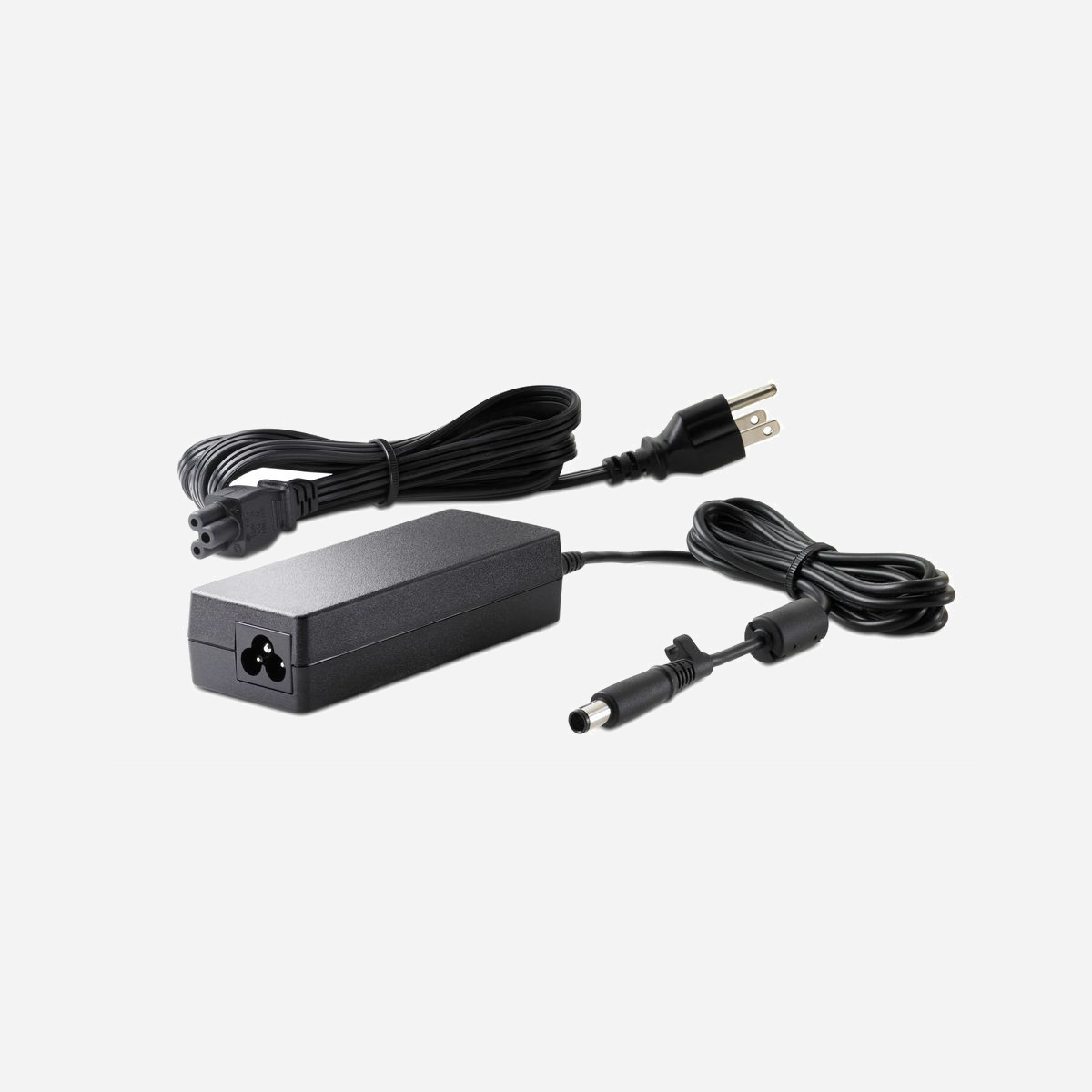 Adaptateur secteur HP Smart AC 65W pour ordinateurs portables HP avec protection contre les surtensions noir - L'adaptateur secteur HP Smart AC 65W ED494AA constitue une solution d'alimentation fiable et polyvalente pour votre parc d'ordinateurs portables HP professionnels. Conçu pour répondre aux besoins des environnements de travail modernes, cet accessoire certifié HP garantit une compatibilité optimale avec une large gamme de modèles, des séries Compaq aux gammes ProBook et EliteBook. Sa puissance de sortie de 65W assure une charge efficace tout en permettant l'utilisation simultanée de votre ordinateur portable. La protection intégrée contre les surtensions et les coupures d'électricité préserve vos équipements des variations du réseau électrique, un atout essentiel pour la continuité de votre activité professionnelle. Avec un poids de seulement 280 grammes et des dimensions compactes, cet adaptateur se transporte aisément dans votre sacoche professionnelle. Cette mobilité vous permet d'organiser vos postes de travail de manière flexible : conservez un adaptateur au bureau, un autre à domicile et un troisième dans votre sac pour vos déplacements professionnels. La tension d'entrée universelle de 100-240V autorise une utilisation internationale sans transformateur additionnel, idéal pour les collaborateurs en mission à l'étranger. Le voyant lumineux intégré confirme visuellement le bon fonctionnement de l'alimentation. Compatible avec plus de 60 modèles d'ordinateurs portables HP et Compaq, cet adaptateur représente un investissement rationnel pour standardiser vos équipements et simplifier la gestion de votre parc informatique. Sa certification HP garantit le respect des normes de sécurité et de performance du constructeur.