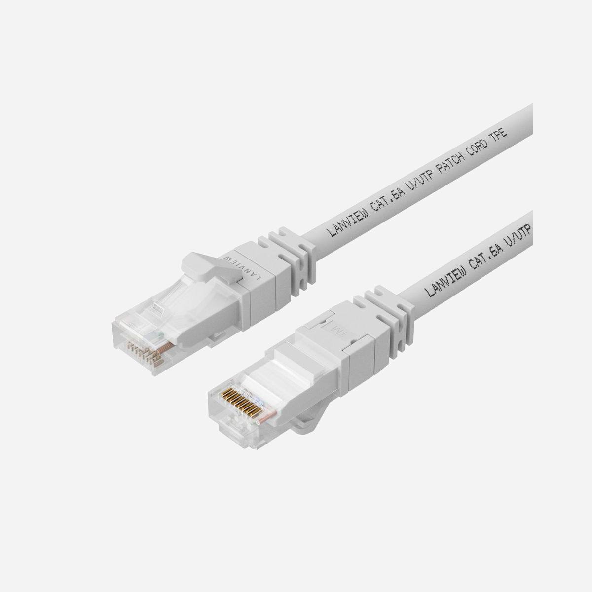 Câble réseau Lanview SmartClick Cat6a U/UTP 0,5m blanc LSZH avec clips couleur amovibles PoE 100W - Le câble réseau Lanview SmartClick Cat6a LV-UTP6A005W révolutionne l'organisation de vos infrastructures réseau grâce à son système de clips de codage couleur amovibles. Cette innovation permet d'identifier instantanément vos connexions et de structurer vos installations selon vos propres codes, un atout majeur pour les environnements professionnels exigeants où la traçabilité est essentielle. Conçu selon la norme Cat6a U/UTP, ce câble de 0,5m garantit des performances 10 Gigabit Ethernet optimales pour vos applications Audio, Vidéo et Données. Sa compatibilité PoE jusqu'à 100W vous permet d'alimenter directement vos équipements réseau tels que caméras IP, points d'accès WiFi ou téléphones VoIP, simplifiant considérablement vos installations. La gaine TPE LSZH offre une souplesse exceptionnelle qui facilite grandement la manipulation dans les espaces restreints, tout en respectant les normes de sécurité incendie grâce à sa composition sans halogène. Les connecteurs RJ-45 mâles à contacts plaqués or et blindage en alliage de zinc assurent une connexion fiable et durable, tandis que le conducteur en cuivre sans oxygène AWG 26 garantit une transmission optimale du signal. Le marquage de longueur directement sur la fiche constitue un gain de temps précieux lors des interventions de maintenance. Avec ses 8 couleurs de clips disponibles, ce câble s'adapte parfaitement aux besoins d'identification des datacenters, salles serveurs et installations réseau professionnelles nécessitant une organisation rigoureuse.