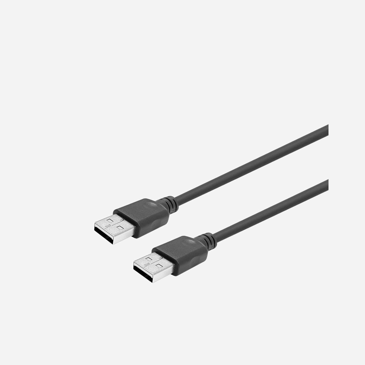 Câble USB Vivolink PROUSBAA20 USB 2.0 Type-A mâle/mâle 20m actif 3mm noir pour longue distance - Le câble USB actif Vivolink PROUSBAA20 répond aux exigences professionnelles les plus strictes en matière de transmission de données sur longue distance. Avec ses 20 mètres de longueur, il permet de relier des équipements informatiques éloignés sans perte de signal ni dégradation des performances. Sa technologie active intégrée garantit une transmission stable et fiable à 480 Mbit/s en USB 2.0, idéale pour connecter des périphériques tels qu'imprimantes, scanners, caméras de visioconférence ou dispositifs de stockage dans des environnements professionnels étendus. Les salles de réunion, espaces de coworking, ateliers de production ou installations audiovisuelles bénéficient particulièrement de cette solution. La conception technique du PROUSBAA20 privilégie la durabilité et la qualité de transmission. Les connecteurs plaqués or assurent une conductivité optimale et une résistance accrue à l'oxydation. Le câble en cuivre de 6 mm de diamètre offre robustesse et protection contre les interférences électromagnétiques, tandis que la gaine en PVC garantit une longévité accrue même en usage intensif. Avec une capacité de courant de 5 A, ce câble assure également l'alimentation électrique des périphériques compatibles. Ses têtes de connexion compactes facilitent l'installation dans des espaces restreints ou des passages techniques. Le Vivolink PROUSBAA20 constitue une solution professionnelle fiable pour toute infrastructure nécessitant des connexions USB étendues, éliminant les contraintes de proximité physique entre équipements tout en maintenant l'intégrité des données transmises.
