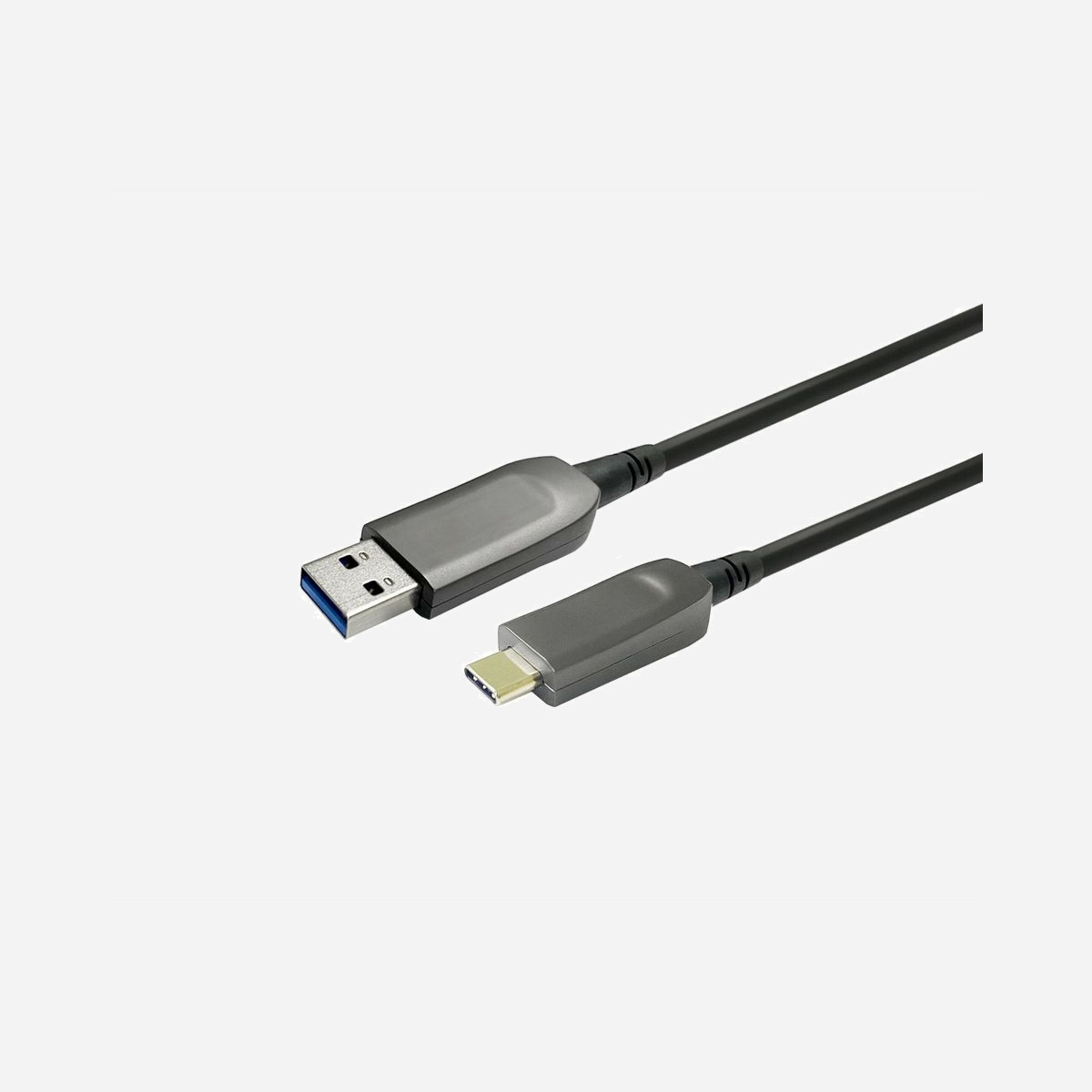 Câble USB Vivolink PROUSBCAMMOP20 USB-C vers USB-A 20m fibre optique USB 3.2 Gen 1 compatible Logitech noir - Le câble Vivolink PROUSBCAMMOP20 répond aux exigences des environnements professionnels modernes où la distance entre équipements de visioconférence et postes de travail constitue un défi technique majeur. Grâce à sa technologie à fibre optique, ce câble USB-C vers USB-A franchit la barrière des 20 mètres tout en préservant l'intégrité du signal USB 3.2 Gen 1. Cette solution s'adresse particulièrement aux salles de réunion et de conférence équipées de dispositifs Logitech, où les caméras et systèmes audio doivent être positionnés à distance optimale des sources informatiques. Le convertisseur intégré assure une compatibilité bidirectionnelle USB 3.0 et USB 2.0, garantissant ainsi le fonctionnement avec l'ensemble de votre parc existant. Avec un débit maximal de 5000 Mbit/s, ce câble transmet flux vidéo haute définition et données audio sans latence perceptible, condition essentielle pour des réunions fluides. La fonction USB Power Delivery permet également l'alimentation des périphériques connectés, éliminant le besoin de sources d'alimentation supplémentaires. L'architecture en fibre optique offre une immunité totale aux interférences électromagnétiques, problématique courante dans les environnements techniques denses. Pesant seulement 467 grammes pour 20 mètres, le câble facilite l'installation en faux-plafond ou chemins de câbles. Le connecteur USB-C côté équipement et USB-A côté ordinateur ou hub assure une intégration immédiate dans les infrastructures actuelles, sans adaptateur additionnel. Une solution professionnelle pour connecter vos espaces collaboratifs sans compromis sur la performance.