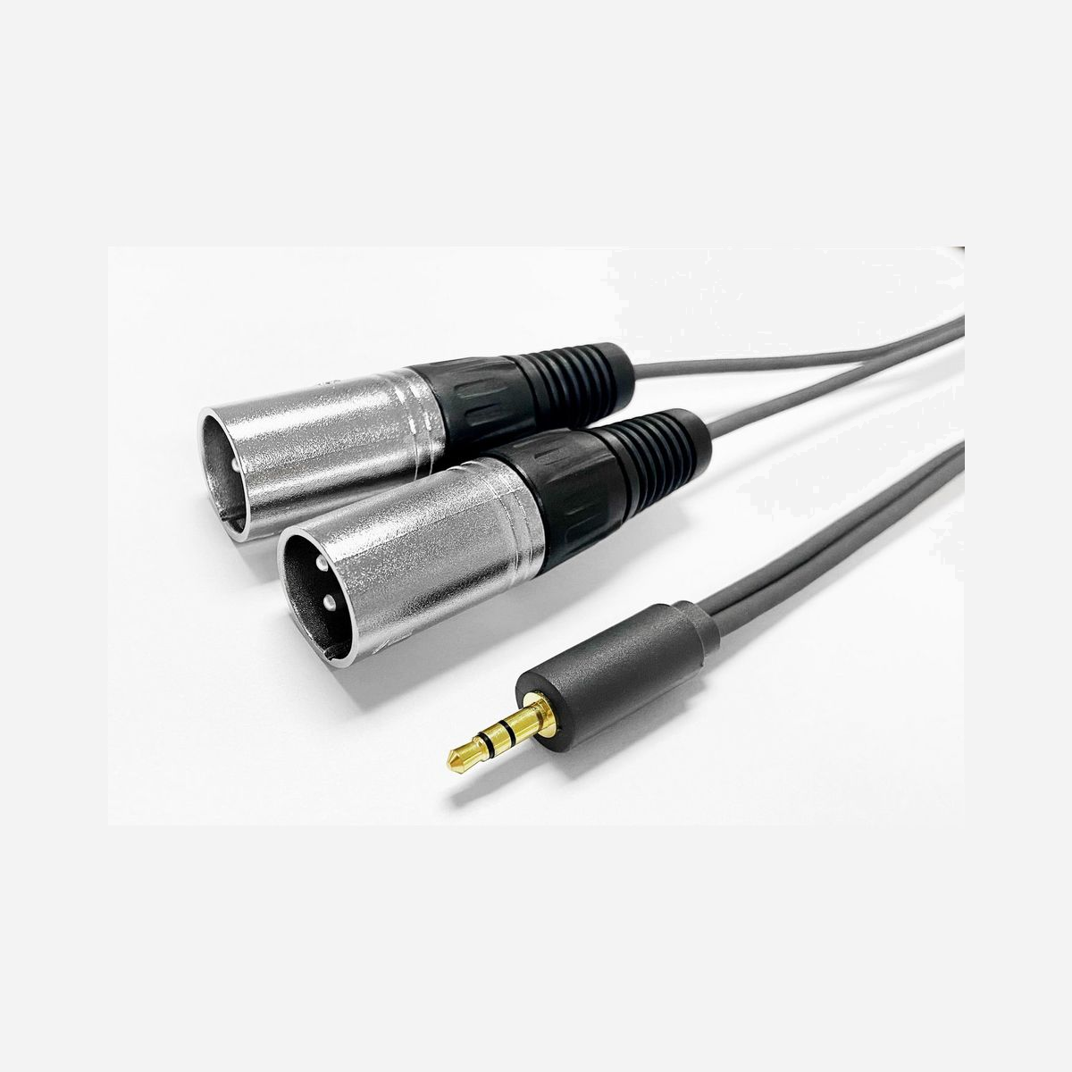Câble audio Vivolink PROMJXLRS15 Jack 3.5mm vers 2x XLR mâle 15m cuivre OFC 99.9% blindage aluminium noir - Le câble audio Vivolink PROMJXLRS15 répond aux exigences des professionnels de l'audiovisuel et de la sonorisation qui recherchent une connectivité fiable entre équipements grand public et matériel professionnel. Cette solution de 15 mètres permet de relier une source minijack 3.5mm stéréo à deux entrées XLR symétriques, idéale pour connecter un smartphone, un ordinateur portable ou un lecteur audio à une console de mixage, des enceintes amplifiées ou tout système audio professionnel. La qualité de fabrication constitue un atout majeur : conducteurs en cuivre OFC pur à 99.9% pour une transmission optimale du signal, blindage aluminium intégral contre les interférences électromagnétiques, et connecteurs plaqués or garantissant une excellente conductivité et une résistance à l'oxydation. Cette conception assure une restitution sonore fidèle, même dans des environnements électriquement chargés comme les salles de spectacle, studios ou installations événementielles. La longueur de 15 mètres offre une liberté d'installation appréciable pour les configurations scéniques, les régies techniques ou les installations fixes nécessitant une distance importante entre la source et le système de diffusion. Le câble AWG 24 de 5mm de diamètre reste suffisamment flexible pour faciliter le routage tout en conservant une robustesse adaptée à un usage professionnel intensif. La configuration Plug and Play garantit une mise en œuvre immédiate sans paramétrage complexe, un gain de temps précieux lors des montages techniques ou des interventions sur site.