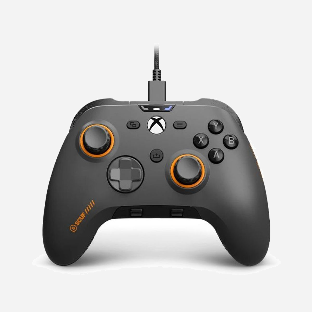 Manette Scuf Gaming Valor filaire USB avec palettes arrière TMR et gâchettes instantanées pour Xbox Series X/S/One et PC gris acier - La manette Scuf Gaming Valor transforme votre expérience de jeu grâce à des fonctionnalités pensées pour les joueurs exigeants. Officiellement licenciée pour Xbox Series X|S, Xbox One et PC, elle offre un avantage compétitif décisif en match multijoueur comme en solo. Ses palettes arrière personnalisables permettent d'assigner des actions essentielles sans jamais retirer les pouces des joysticks analogiques. Vous conservez ainsi un contrôle optimal de vos déplacements et de votre visée tout en accédant instantanément aux commandes cruciales. Cette ergonomie avancée réduit les temps de réaction et améliore la fluidité de jeu. Les gâchettes instantanées ajustables constituent un autre atout majeur. En réduisant la course nécessaire pour déclencher une action, elles accélèrent vos tirs et interactions dans les jeux de tir ou de course, où chaque milliseconde compte. La connexion filaire USB garantit une latence nulle et une alimentation continue, éliminant tout risque de déconnexion en pleine partie. Le câble de 3 mètres amovible offre une liberté de mouvement confortable tout en facilitant le rangement et le transport. Avec son poids équilibré de 260 grammes et sa prise en main étudiée, la Valor assure un confort durable lors de sessions prolongées. Compatible Windows 10 et 11, elle s'intègre parfaitement dans votre configuration gaming existante. Cette manette s'adresse aux joueurs compétitifs recherchant précision et réactivité, mais aussi à tous ceux souhaitant progresser grâce à un équipement professionnel accessible.