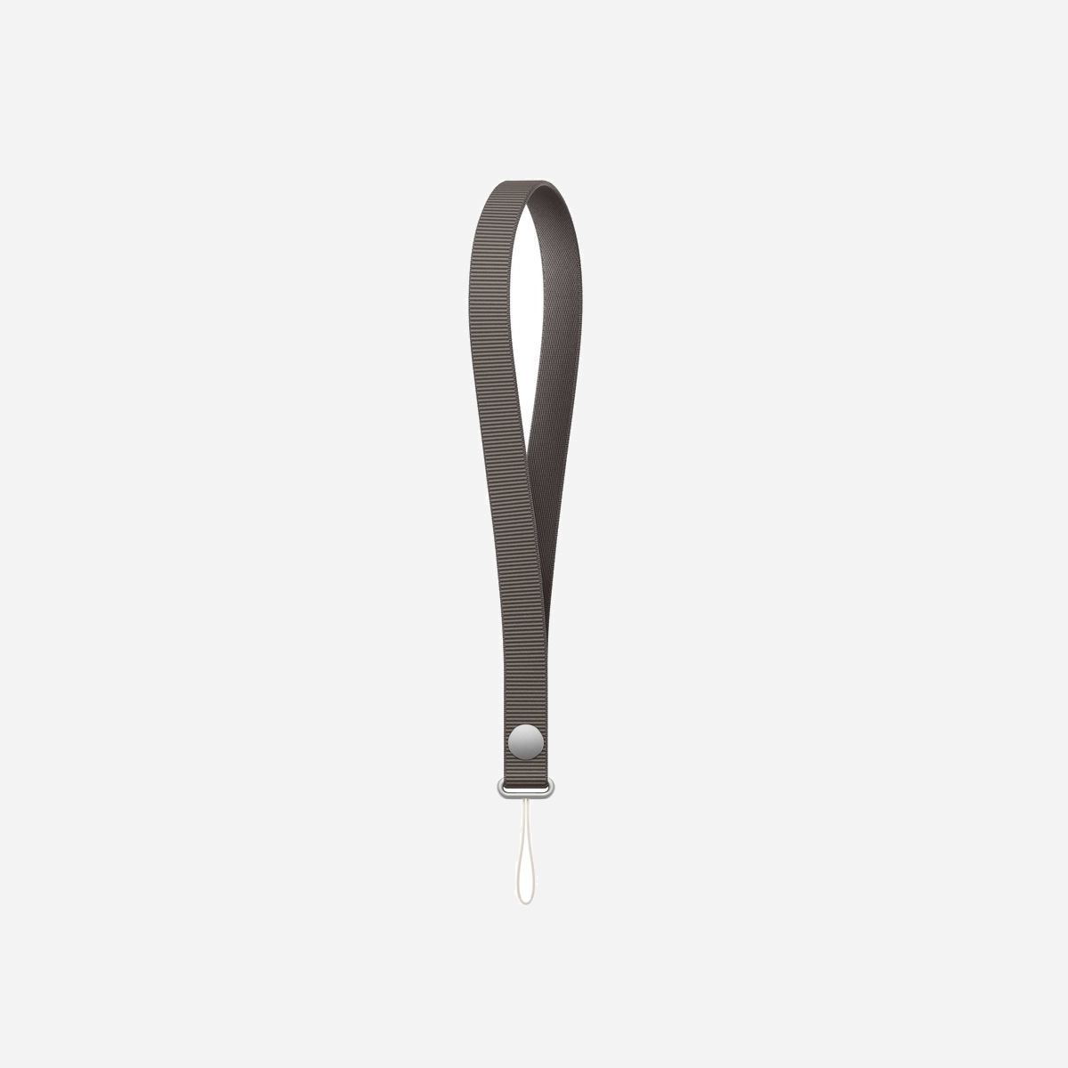 Dragonne Apple MagSafe coloris Taupe en PET recyclé 391mm compatible iPhone 18/17 Pro Max et AirPods Pro 2 - La Dragonne Apple MagSafe en coloris Taupe offre une solution élégante et pratique pour transporter votre iPhone ou vos AirPods Pro 2 en toute sécurité. Grâce à la technologie MagSafe, elle se fixe magnétiquement sur les coques compatibles, vous permettant de garder vos appareils à portée de main tout en libérant vos mains pour vos activités quotidiennes. Fabriquée à partir de fils de PET 100 % recyclés, cette dragonne de 391 mm incarne l'engagement d'Apple en faveur de l'environnement sans compromis sur la qualité. Son design soigné et ses aimants souples intégrés garantissent un positionnement optimal et une fixation sécurisée à chaque utilisation. Le confort est au rendez-vous grâce à sa conception ergonomique qui permet un port agréable au poignet durant toute la journée. Que vous soyez en déplacement professionnel, en shopping ou en promenade, vos appareils restent accessibles instantanément. Cette dragonne est compatible avec une large gamme de produits Apple : iPhone 18 Pro, iPhone 18 Pro Max, iPhone 17 Pro, iPhone 17 Pro Max, iPhone 17, iPhone 17e, iPhone Air, ainsi que les AirPods Pro 2 et modèles ultérieurs. Elle fonctionne avec les coques en tissage technique, silicone et transparentes avec MagSafe, ainsi que les coques Bumper. Pesant seulement 41 grammes, cet accessoire discret se fait oublier tout en apportant une tranquillité d'esprit appréciable. Installation immédiate sans outil, la dragonne se clipse magnétiquement en une seconde.