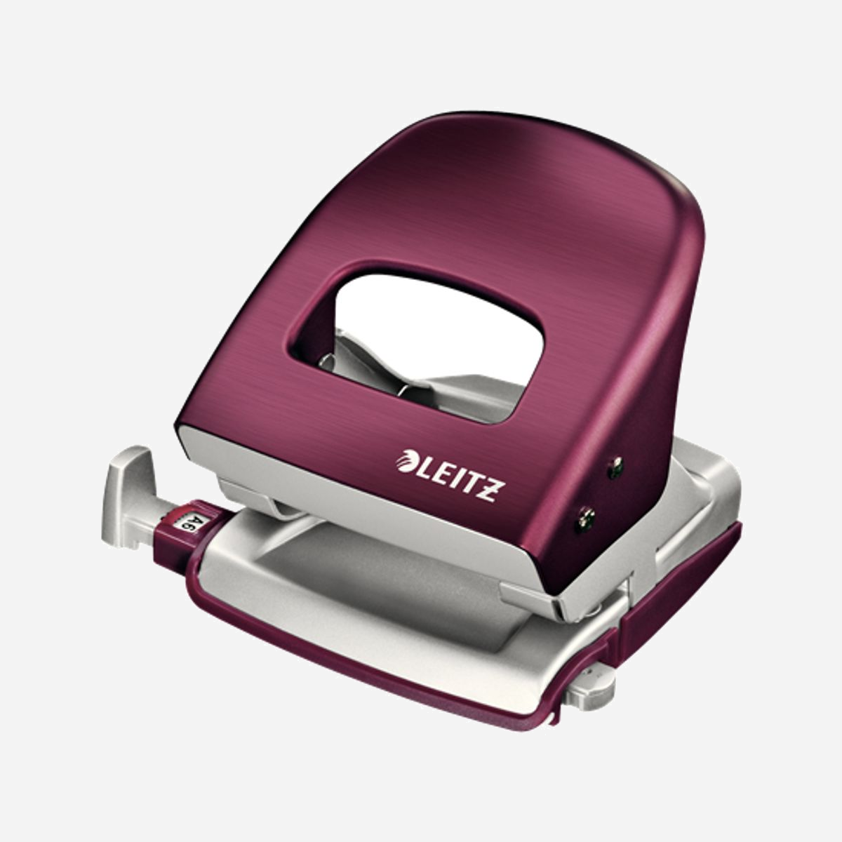 Perforateur Leitz NeXXt 5006 capacité 30 feuilles construction métallique rouge et argent avec poignée ergonomique - Le perforateur Leitz NeXXt 5006 incarne la fiabilité et la performance pour vos besoins professionnels quotidiens. Conçu avec une construction métallique robuste et une finition brossée moderne en rouge et argent, cet outil allie solidité et esthétique pour s'intégrer parfaitement dans tout environnement de bureau. Sa capacité de perforation de 30 feuilles en fait un allié précieux pour traiter efficacement vos documents volumineux, réduisant ainsi le temps consacré aux tâches administratives. La technologie brevetée de la poignée ergonomique et les poinçons ultra-affûtés garantissent une perforation sans effort, même lors d'utilisations intensives, préservant ainsi le confort de vos collaborateurs. La barre de guidage intégrée assure un positionnement précis des documents au format A5, tandis que les pieds antidérapants offrent une stabilité optimale sur votre plan de travail. Avec un espacement standard de 8 cm entre les deux perforations, vos documents s'intègrent parfaitement dans tous les classeurs standards. Compact avec ses dimensions de 107 x 100 x 137 mm et son poids de seulement 380 g, ce perforateur se range facilement et se transporte aisément entre différents postes de travail. La certification GS mark atteste de sa conformité aux normes de sécurité européennes. Leitz démontre sa confiance dans la qualité de fabrication en proposant une garantie exceptionnelle de 10 ans, témoignant de la durabilité de cet investissement pour votre entreprise. Un choix rationnel pour équiper durablement vos équipes.
