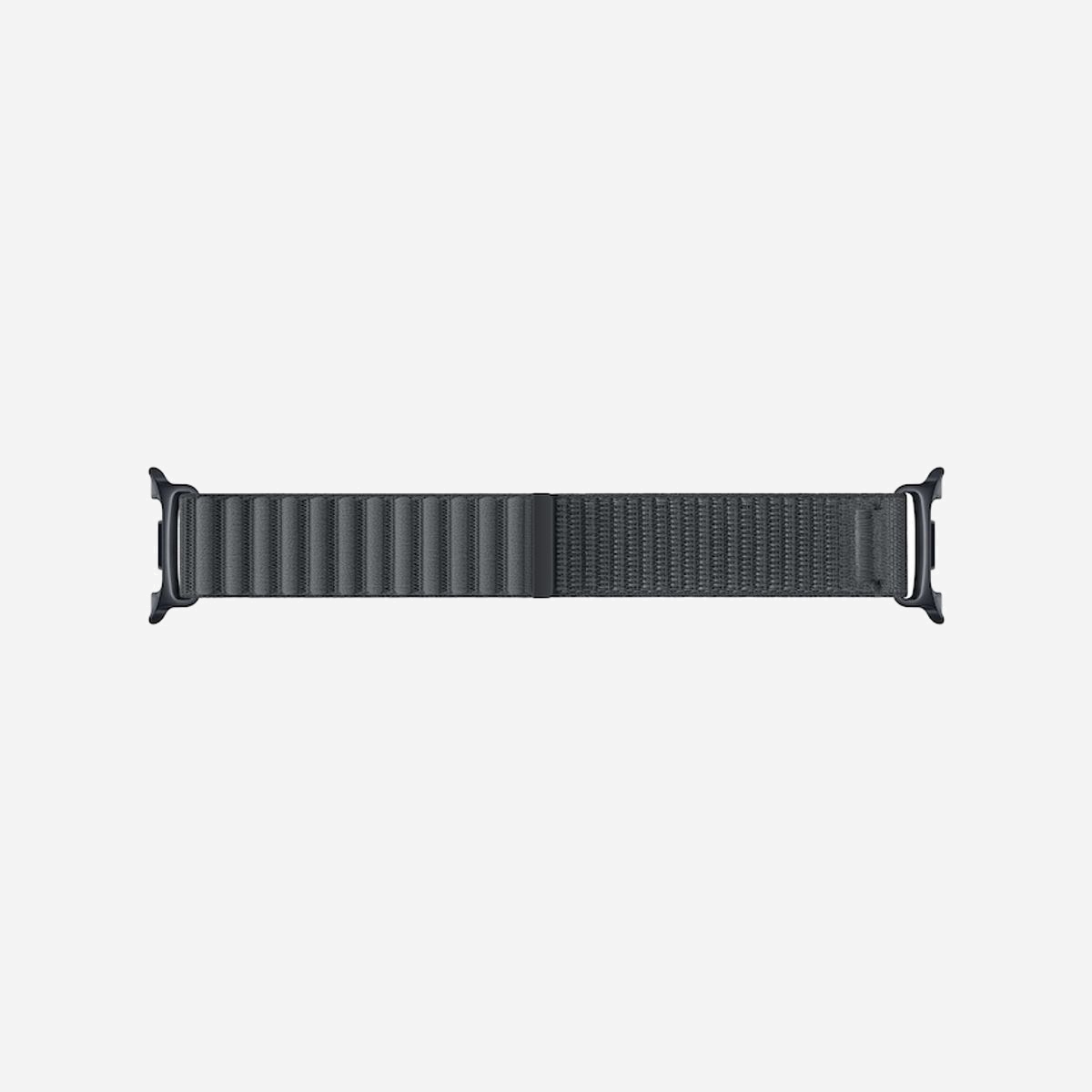 Bracelet Samsung Fabric Band tissu noir taille S/M pour Galaxy Watch9 Watch8 largeur 52mm référence ET-SVL32SKEGEU - Le bracelet Samsung Fabric Band référence ET-SVL32SKEGEU offre une alternative élégante et confortable pour personnaliser votre Galaxy Watch9 ou Watch8. Conçu en tissu noir de qualité, ce bracelet de 52 mm de largeur allie style sobre et durabilité au quotidien. Avec son poids plume de seulement 10 grammes, ce bracelet en tissu procure un confort optimal lors d'un port prolongé, que ce soit au bureau, pendant vos activités sportives ou vos déplacements professionnels. Sa conception ajustable en taille S/M garantit un ajustement précis et adapté à différentes morphologies de poignet. L'installation simplifiée permet un changement rapide de bracelet selon vos besoins ou votre tenue, sans outil nécessaire. Le design unisexe en fait un accessoire polyvalent adapté à tous les professionnels souhaitant allier technologie et élégance discrète. La matière textile respirante assure une meilleure aération du poignet comparée aux bracelets traditionnels en silicone ou métal, réduisant ainsi les risques d'irritation lors d'un usage intensif. Le coloris noir uni s'intègre naturellement dans un environnement professionnel tout en restant suffisamment polyvalent pour un usage quotidien. Compatible exclusivement avec les Galaxy Watch9 et Watch8, ce bracelet officiel Samsung bénéficie d'une garantie constructeur de 2 ans, gage de qualité et de fiabilité. Un investissement judicieux pour prolonger la durée de vie de votre montre connectée tout en variant les styles selon vos activités.