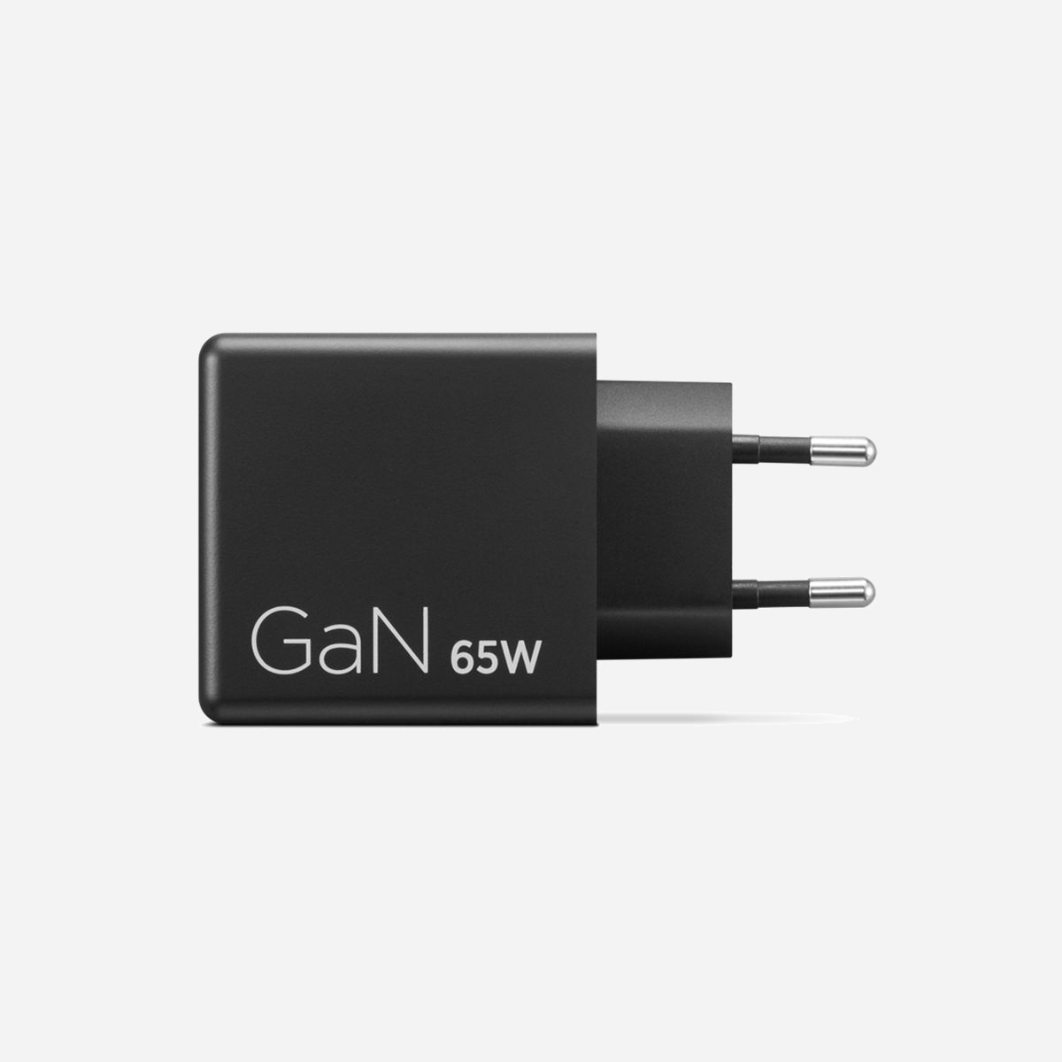 Chargeur Lenovo Dual USB-C 65W GaN universel 100-240V 2 ports USB-C câble 1,5m noir pour intérieur - Le chargeur Lenovo Dual USB-C 65W GaN représente une solution d'alimentation professionnelle pensée pour les environnements de travail modernes. Grâce à la technologie GaN (nitrure de gallium), ce chargeur universel combine puissance et compacité dans un format remarquablement léger de seulement 115 grammes. Équipé de deux ports USB-C, il permet de recharger simultanément deux appareils : un ordinateur portable jusqu'à 45W sur le premier port et un smartphone ou une tablette jusqu'à 18W sur le second. Cette polyvalence élimine le besoin de multiplier les adaptateurs sur votre bureau ou en déplacement, optimisant ainsi l'organisation de votre espace de travail. Sa compatibilité universelle avec une tension d'entrée de 100-240V en fait un compagnon idéal pour les professionnels mobiles, fonctionnant dans tous les pays sans transformateur additionnel. Le câble intégré de 1,5m offre une flexibilité d'utilisation confortable, que vous travailliez depuis un bureau, une salle de réunion ou un espace de coworking. Les dimensions compactes (50 x 50 x 30 mm) facilitent le transport dans une sacoche professionnelle sans encombrement. La certification internationale étendue garantit la conformité aux normes de sécurité les plus strictes, assurant une protection optimale de vos équipements. Conçu pour une utilisation intensive en intérieur, ce chargeur Lenovo s'adapte à une large gamme d'appareils USB-C, des ultraportables aux périphériques mobiles, centralisant vos besoins de recharge sur un seul accessoire fiable et performant.