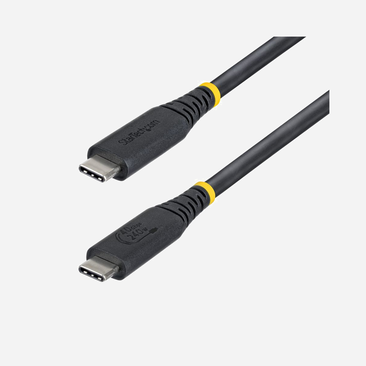 Câble StarTech.com USB4 50cm USB-C 40Gbps certifié USB-IF 240W PD 8K 60Hz DisplayPort 2.1 compatible Thunderbolt 4 - Le câble StarTech.com USB4 CC50CM40GUSB4TP représente une solution de connectivité professionnelle de nouvelle génération pour les environnements exigeants. Certifié USB-IF et gravé au laser avec ses spécifications, ce câble de 50 cm garantit des performances optimales et une compatibilité vérifiée avec vos équipements USB4, Thunderbolt 4 et USB-C. Avec un débit maximal de 40 Gbps, ce câble répond aux besoins des professionnels qui manipulent quotidiennement de gros volumes de données. Que vous transfériez des fichiers volumineux, synchronisiez des sauvegardes ou connectiez des périphériques de stockage haute performance, vous bénéficiez d'une vitesse de transfert exceptionnelle qui optimise votre productivité. L'alimentation Power Delivery 3.1 jusqu'à 240W en Extended Power Range permet de charger efficacement les ordinateurs portables professionnels les plus puissants, notamment les MacBook Pro équipés des puces Apple Silicon série M. La puce E-marker intégrée assure une négociation de puissance intelligente pour une charge stable et sécurisée de vos équipements. Pour les applications visuelles professionnelles, le mode alternatif DisplayPort 2.1 offre une qualité d'affichage remarquable en 8K 60Hz ou deux écrans 4K 120Hz. Cette capacité s'avère particulièrement pertinente pour le montage vidéo, le rendu 3D, la CAO ou toute activité nécessitant une fidélité visuelle maximale avec prise en charge DSC, HBR3 et HDR10+. Sa longueur compacte de 50 cm convient parfaitement aux configurations de bureau épurées, aux connexions avec des écrans portables USB-C ou aux stations d'accueil. La construction robuste avec connecteurs plaqués nickel et câble en élastomère thermoplastique garantit une durabilité professionnelle pour un usage intensif quotidien.