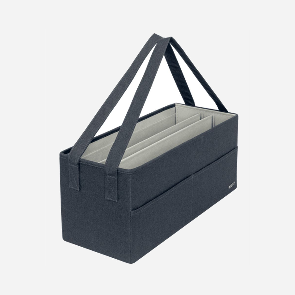 Boîte de rangement Leitz 64440089 en tissu gris 3 compartiments pour ordinateur portable 18" avec poignées - La boîte de rangement Leitz 64440089 s'impose comme la solution idéale pour les professionnels en quête d'organisation et de mobilité. Conçue pour accompagner les modes de travail hybrides, elle répond aux besoins des collaborateurs qui alternent entre bureau, domicile et espaces partagés. Avec ses trois compartiments séparés, cette boîte accueille l'essentiel de votre équipement quotidien : ordinateur portable jusqu'à 18 pouces, clavier format complet, souris, câbles, casque, documents et même une bouteille d'eau. Tout reste parfaitement organisé et accessible, éliminant les pertes de temps liées à la recherche d'accessoires dispersés. Son design minimaliste en tissu gris mat avec finition velours s'intègre harmonieusement dans tous les environnements professionnels. Les dimensions étudiées permettent un rangement optimal dans les casiers et armoires standards, tandis que les poignées ajustables facilitent le transport entre différents espaces de travail. L'engagement environnemental se traduit par une conception responsable : 57% de matières recyclées, structure renforcée en carton recyclé garantissant robustesse et durabilité. La fermeture à glissière sécurise vos équipements, et le badge d'identification inclus simplifie le repérage dans les espaces partagés. Pratique au quotidien, cette boîte se replie complètement lorsqu'elle n'est pas utilisée, optimisant ainsi l'espace de rangement. Pesant seulement 1 kg, elle convient également parfaitement aux enseignants et formateurs itinérants. La boîte Leitz 64440089 transforme la gestion de vos équipements en un atout d'efficacité, tout en affichant un professionnalisme discret et élégant.