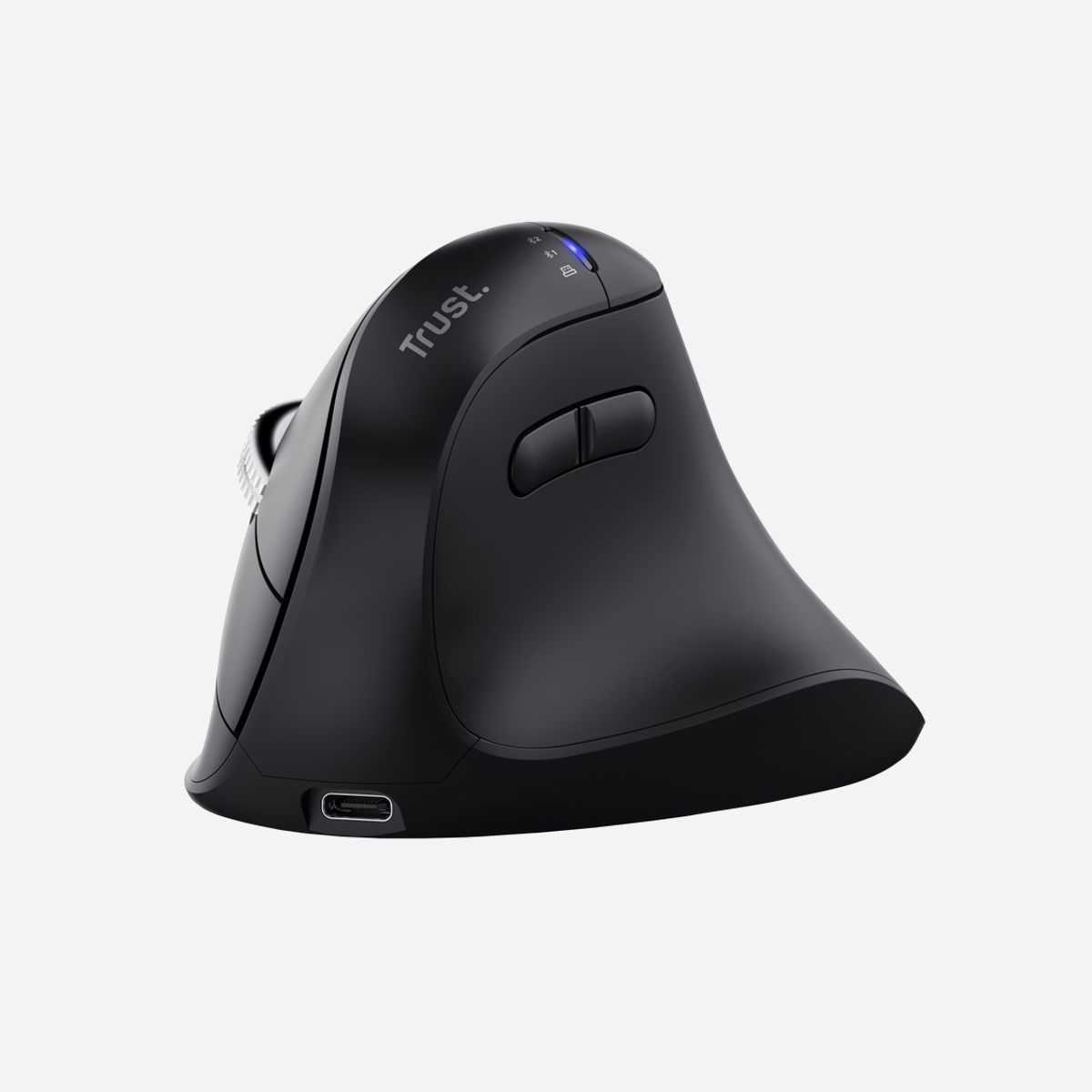 Souris Trust Vyran ergonomique verticale droitier RF sans fil Bluetooth optique 4800 DPI 8 boutons programmables noire - La souris Trust Vyran révolutionne votre confort de travail grâce à sa conception verticale ergonomique. Spécialement conçue pour les droitiers, elle positionne naturellement votre main et votre poignet dans un angle optimal, réduisant significativement les tensions musculaires et les risques de troubles musculo-squelettiques lors d'une utilisation prolongée. Avec sa résolution ajustable jusqu'à 4800 DPI et ses 5 modes de sensibilité personnalisables, cette souris optique s'adapte parfaitement à vos besoins, que vous travailliez sur des feuilles de calcul détaillées, réalisiez du design graphique ou naviguiez simplement au quotidien. Ses 8 boutons programmables vous permettent de créer des raccourcis personnalisés pour optimiser votre productivité et automatiser vos tâches répétitives. La connectivité double RF sans fil et Bluetooth offre une flexibilité maximale. Connectez jusqu'à trois appareils simultanément et basculez facilement entre votre PC Windows, votre Mac ou votre tablette. Le récepteur micro USB Type-A fourni garantit une connexion stable, tandis que le Bluetooth élimine le besoin de récepteur sur vos appareils compatibles. L'autonomie exceptionnelle de 6 mois sur une seule charge et le port USB Type-C pour la recharge rapide assurent une utilisation sans interruption. La batterie intégrée se recharge complètement en seulement 3,5 heures. Trust démontre son engagement environnemental avec une souris composée à 85% de plastique recyclé post-consommation, sans compromis sur la qualité. La garantie de 5 ans témoigne de la robustesse et de la fiabilité de ce périphérique professionnel, conçu pour durer et accompagner votre activité au quotidien.