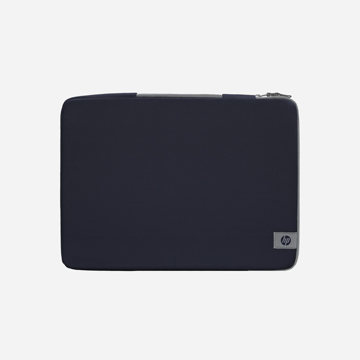Housse HP Protective Atmospheric Blue pour ordinateur portable 15-16 pouces résistante à l'eau légère - La housse HP Protective Atmospheric Blue répond aux exigences des professionnels en mobilité qui recherchent une protection fiable pour leur ordinateur portable 15-16 pouces. Son design pensé pour l'usage quotidien allie légèreté remarquable (270 g seulement) et résistance à l'eau, garantissant la sécurité de votre équipement lors de vos déplacements professionnels. Cette housse s'intègre parfaitement dans une démarche d'achat responsable. Certifiée Forest Stewardship Council, elle intègre 60% de plastique recyclé post-consommation dans sa fabrication. L'emballage respecte également cette logique environnementale avec un sac LDPE composé à 100% de plastique recyclé et une étiquette en papier entièrement recyclé. Avec ses dimensions compactes (400 x 295 x 35 mm), elle se glisse aisément dans un sac de voyage ou un cartable professionnel sans ajouter de volume superflu. Sa compatibilité universelle avec la plupart des ordinateurs portables jusqu'à 16 pouces en fait un accessoire polyvalent, adapté aux différents modèles du marché. Destinée au segment professionnel, cette housse HP accompagne efficacement les collaborateurs nomades, les commerciaux en déplacement et tous les professionnels qui travaillent en mobilité. Elle offre une protection essentielle contre les chocs légers et les projections d'eau du quotidien, prolongeant ainsi la durée de vie de votre matériel informatique. Un choix pragmatique qui conjugue fonctionnalité, durabilité et engagement environnemental pour les entreprises soucieuses d'équiper leurs équipes avec des accessoires performants et responsables.
