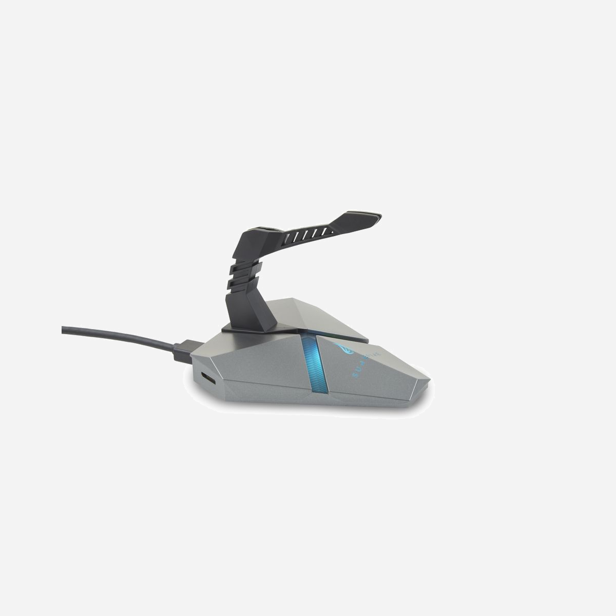 Hub gaming SureFire AXIS avec bungee pour souris USB 3.2 Gen1 3 ports Type-A lecteur micro SD RGB noir gris - Le hub gaming AXIS de SureFire révolutionne l'expérience des joueurs exigeants en combinant connectivité avancée et gestion optimale du câble de souris. Cette solution 2-en-1 transforme votre poste de jeu en véritable centre de commande performant. Grâce à ses trois ports USB 3.2 Gen1 Type-A et son port Type-C, ce hub offre un taux de transfert allant jusqu'à 5000 Mbit/s. Connectez simultanément vos périphériques gaming, chargez votre smartphone, transférez vos données via le lecteur microSD intégré ou branchez une clé USB. La fonction Plug and Play garantit une installation immédiate sur Windows et macOS, sans configuration complexe. Le système bungee intégré constitue l'atout majeur pour les gamers compétitifs. Son bras flexible maintient fermement le câble de votre souris grâce à des pinces en caoutchouc, créant un point de pivot surélevé qui élimine les accrochages et traînées parasites. Vos mouvements gagnent en fluidité et en précision, particulièrement appréciable avec les câbles tressés sujets aux frottements. Le bras reste détachable si vous souhaitez utiliser uniquement la fonction hub. La conception premium allie esthétique et stabilité. Le boîtier en aluminium et ABS arbore un design en losange distinctif avec rétro-éclairage RGB multicolore personnalisable. Sa base lestée de 190g et ses pieds antidérapants en silicone assurent une stabilité parfaite, même lors des sessions les plus intenses. Compact et robuste, l'AXIS s'intègre naturellement à tout setup gaming professionnel. Un investissement intelligent pour optimiser performances et organisation de votre espace de jeu.