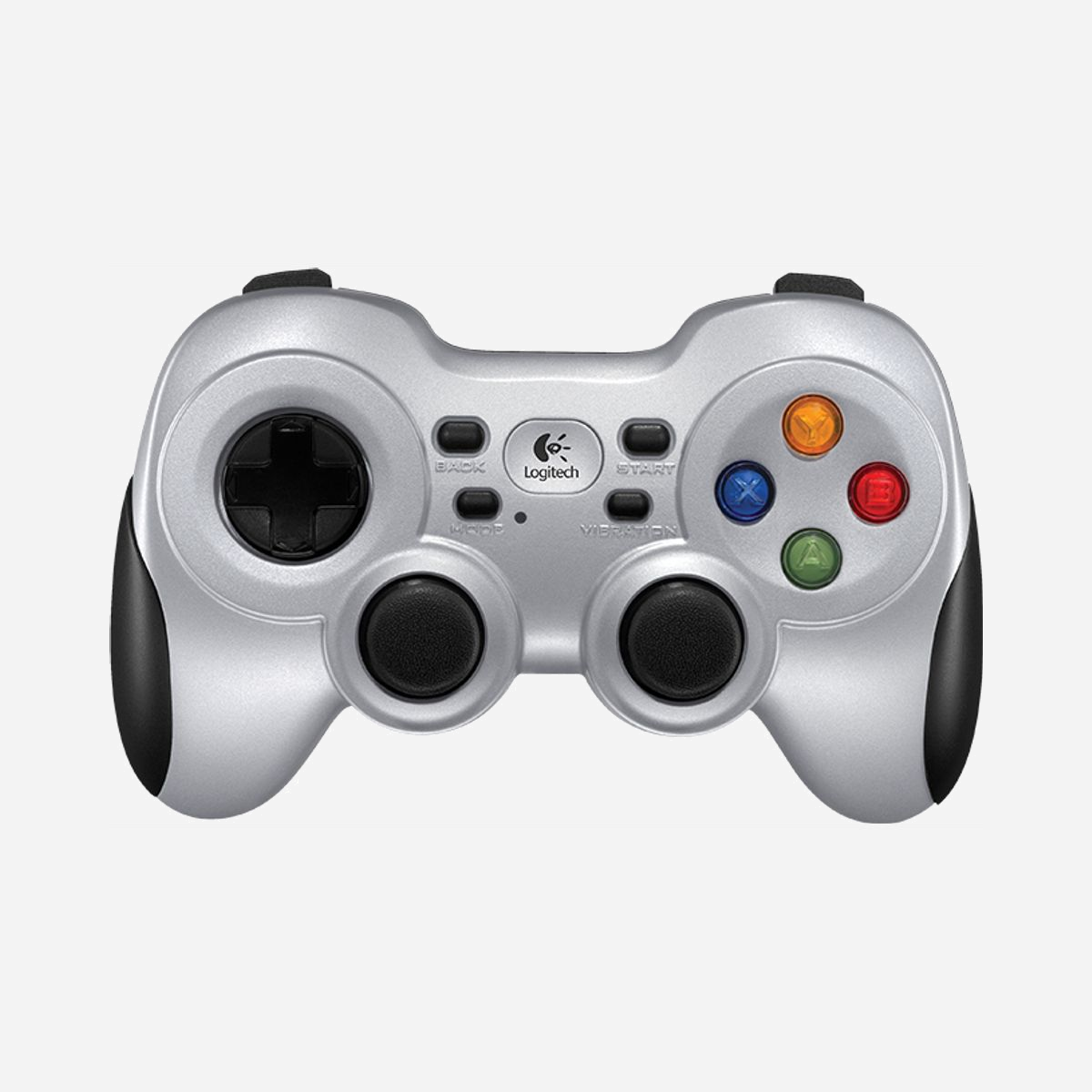 Manette de jeu Logitech G 940-000145 sans fil RF 2.4GHz analogique/numérique avec vibrations pour PC noir - La manette sans fil Logitech G 940-000145 offre aux professionnels et aux utilisateurs PC une solution de contrôle performante pour leurs applications de simulation, de formation ou de détente. Conçue par Logitech G, référence reconnue dans le domaine des périphériques gaming, cette manette combine précision et confort d'utilisation. Sa connectivité sans fil RF 2.4GHz garantit une réactivité optimale avec une portée de 10 mètres, idéale pour les configurations de présentation ou les espaces de formation. Le récepteur nano USB ultra-discret se fait oublier une fois connecté, libérant vos autres ports pour d'autres périphériques professionnels. La technologie analogique et numérique associée aux sticks analogiques offre un contrôle précis adapté aux simulateurs professionnels, logiciels de CAO ou applications de visualisation 3D. Les boutons programmables permettent de personnaliser les commandes selon vos besoins spécifiques, optimisant ainsi votre flux de travail. Le système de vibrations intégré enrichit l'expérience utilisateur dans les applications de simulation, tandis que la croix directionnelle et les boutons de fonction assurent une navigation intuitive. L'autonomie est assurée par deux piles AA fournies, avec une capacité de 2000 mAh pour des sessions prolongées. Compatible avec Windows XP, Vista et Windows 7, cette manette s'intègre facilement dans votre environnement informatique existant. Le câble d'extension inclus permet d'adapter la position du récepteur selon votre configuration. Livrée complète avec sa documentation, elle est opérationnelle dès le débranchement. Un choix rationnel pour équiper vos postes de travail nécessitant un contrôle précis et sans contrainte de câble.