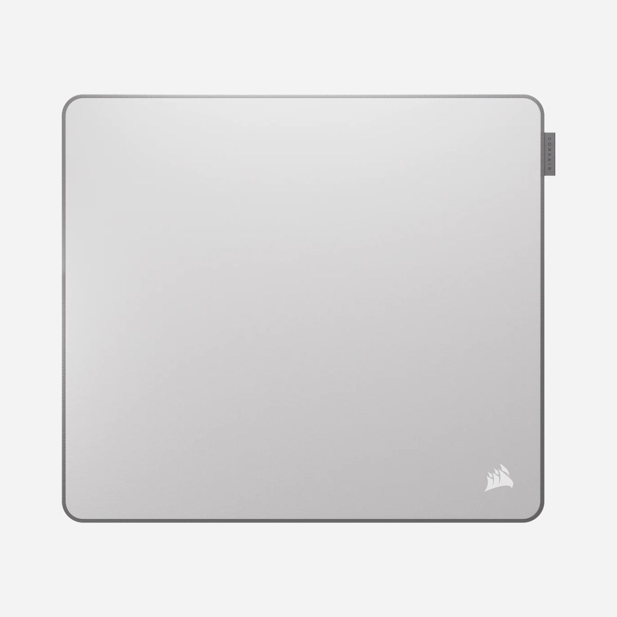 Tapis de souris Corsair CH-941C061-WW gaming polyuréthane gris avec rebords cousus et base antidérapante - Le tapis de souris Corsair CH-941C061-WW représente un investissement judicieux pour optimiser les performances de vos équipes gaming ou les postes de travail exigeants en précision. Conçu en polyuréthane de qualité, ce tapis grand format offre une surface de glisse homogène qui garantit un suivi optimal des mouvements, essentiel pour les applications professionnelles nécessitant une grande réactivité comme la conception graphique, le montage vidéo ou les sessions de gaming intensives. Sa construction soignée avec rebords cousus assure une durabilité exceptionnelle face à l'usure quotidienne, tandis que la base antidérapante maintient fermement le tapis en place même lors des mouvements rapides. Cette stabilité élimine les micro-déplacements parasites qui nuisent à la productivité et à la précision. Avec ses 4 mm d'épaisseur, ce tapis offre un excellent compromis entre confort d'utilisation et stabilité. Son format L procure un espace de travail généreux permettant d'accompagner les gestes amples sans limitation. La finition grise monochromatique s'intègre discrètement dans tout environnement professionnel. Point pratique non négligeable : le tapis est lavable, facilitant son entretien et garantissant une hygiène optimale sur le long terme. Léger avec ses 246 grammes, il reste facilement transportable pour les collaborateurs en mobilité. La référence CH-941C061-WW s'adresse aux entreprises recherchant un équipement fiable, sans éclairage LED superflu, privilégiant la performance pure et la longévité. Un choix rationnel pour équiper durablement vos postes de travail.