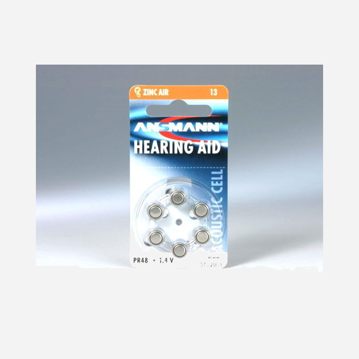 Pile auditive Ansmann Zinc-Air PR13 1.4V blister de 6 pièces type DA13 AC13 ZA13 usage unique - Les piles auditives Ansmann Zinc-Air PR13 constituent une solution fiable et économique pour alimenter vos appareils auditifs au quotidien. Conçues selon la technologie Zinc-Air, ces piles offrent une densité énergétique optimale et une décharge stable à 1,4V, garantissant un fonctionnement régulier de vos dispositifs médicaux. Ce blister de 6 pièces répond aux standards internationaux les plus courants (PR13, DA13, AC13, ZA13, HA13, V13A), assurant une compatibilité étendue avec la majorité des appareils auditifs du marché. Cette polyvalence simplifie la gestion des stocks pour les professionnels de santé, audioprothésistes et structures spécialisées. La technologie Zinc-Air présente l'avantage d'une activation à l'air libre : une fois la languette de protection retirée, la pile atteint sa pleine capacité en quelques minutes. Cette caractéristique permet un stockage longue durée avant utilisation, idéal pour constituer un stock de sécurité. Le conditionnement compact (90 x 50 x 10 mm, 40g) facilite le transport et le rangement, que ce soit en cabinet, en pharmacie ou pour les utilisateurs finaux. Le format blister protège chaque pile individuellement jusqu'à son utilisation. Ansmann, fabricant reconnu dans le domaine des solutions énergétiques, garantit un contrôle qualité rigoureux pour ces piles à usage unique, essentielles au confort auditif quotidien de millions d'utilisateurs.