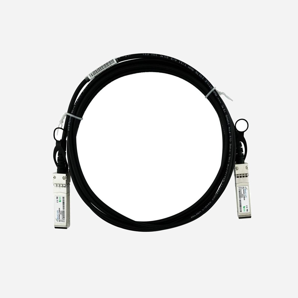 Câble BlueOptics SFP-10G-DAC1M-BL Direct Attach Copper 10G SFP+ vers SFP+ 1m Noir Argent - Le câble BlueOptics SFP-10G-DAC1M-BL représente une solution de connectivité performante pour vos infrastructures réseau 10 Gigabit. Conçu avec une technologie Direct Attach Copper, ce câble offre une alternative économique et fiable aux modules optiques traditionnels pour les connexions courte distance entre équipements réseau. Avec ses connecteurs SFP+ mâle/mâle et son mètre de longueur, ce câble s'intègre parfaitement dans vos baies de brassage et armoires réseau pour relier switches, serveurs et équipements de stockage. Le taux de transfert de 10 Gbit/s garantit des performances optimales pour vos applications exigeantes : virtualisation, bases de données, transferts de fichiers volumineux et agrégation de liens. La technologie Direct Attach Copper présente des avantages significatifs pour votre infrastructure. Elle consomme moins d'énergie que les solutions optiques, génère moins de chaleur et ne nécessite aucun module supplémentaire. Vous réduisez ainsi vos coûts d'exploitation tout en simplifiant la gestion de votre parc. Compatible avec le protocole InfiniBand, ce câble s'adapte à différents environnements réseau professionnels. Son format compact et son poids de seulement 80 grammes facilitent l'installation dans des espaces restreints sans surcharger vos équipements. La référence SFP-10G-DAC1M-BL BlueOptics constitue un choix judicieux pour moderniser ou étendre votre réseau 10G avec un excellent rapport qualité-prix, tout en assurant la compatibilité avec la majorité des équipements du marché.