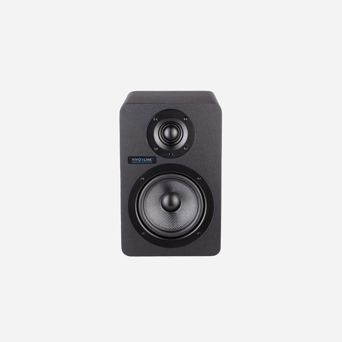 Enceinte de monitoring Vivolink VLSP70 bi-amplifiée 2 voies 50W avec entrées XLR et Jack noir - L'enceinte de monitoring Vivolink VLSP70 s'adresse aux professionnels du son et aux studios exigeants qui recherchent une restitution audio précise et détaillée. Cette enceinte bi-amplifiée 2 voies délivre une puissance RMS de 50W, garantissant une écoute claire et dynamique sur l'ensemble du spectre sonore, de 55 Hz à 20 kHz. Sa conception acoustique repose sur un tweeter de 1 pouce et un woofer de 5,25 pouces, logés dans un boîtier en panneaux MDF qui assure une excellente neutralité acoustique. Le blindage magnétique permet une installation à proximité d'équipements sensibles sans risque d'interférences. La connectique professionnelle constitue un atout majeur : l'entrée XLR 3 broches équilibrée et l'entrée Jack 6,35 mm acceptent des signaux symétriques ou asymétriques, offrant une grande flexibilité d'intégration dans tout environnement de production audio, que ce soit en studio d'enregistrement, en régie de diffusion ou sur scène. Le format compact (175 x 220 x 270 mm) facilite le placement sur bureau ou étagère, tandis que les commandes de volume rotatif et l'interrupteur intégré permettent un contrôle direct et intuitif. Avec un poids de 4,2 kg, cette enceinte allie robustesse et maniabilité. Certifiée CE et livrée avec son câble d'alimentation secteur, la VLSP70 représente une solution de monitoring fiable pour les professionnels qui privilégient la précision sonore et la polyvalence d'usage. Attention : le produit est vendu à l'unité.