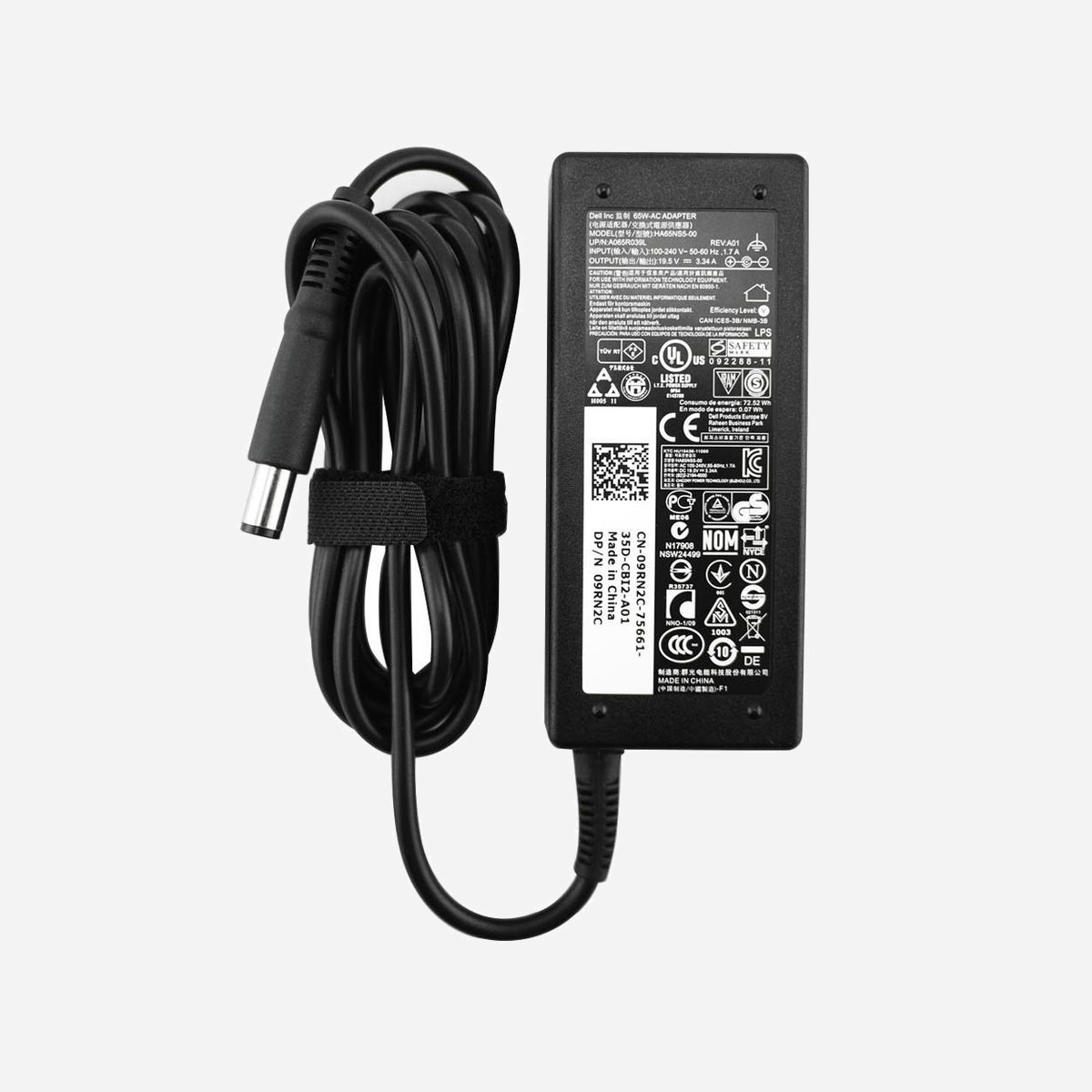 Adaptateur secteur DELL 1XRN1 65W pour ordinateur portable 100-240V entrée intérieure noir certifié RoHS - L'adaptateur secteur DELL 1XRN1 constitue une solution d'alimentation fiable et performante pour vos ordinateurs portables professionnels DELL. Avec sa puissance de 65W, il assure une charge efficace tout en permettant l'utilisation simultanée de votre équipement. Conçu pour s'adapter aux environnements professionnels internationaux, cet adaptateur accepte une tension d'entrée universelle de 100-240V et une fréquence de 50/60Hz. Cette polyvalence vous permet de travailler sereinement lors de vos déplacements professionnels, quel que soit le pays où vous vous trouvez. Sa conception compacte et son poids contenu de 216 grammes en font un accessoire facilement transportable dans votre sacoche professionnelle. Les dimensions réduites (106 x 64 x 21 mm) optimisent l'espace dans vos bagages sans compromettre les performances. L'adaptateur délivre une tension de sortie stable de 19V avec un courant de 3,34A, garantissant une alimentation constante et sécurisée pour votre matériel. Le voyant lumineux intégré vous permet de vérifier d'un coup d'œil le bon fonctionnement de l'appareil. Certifié RoHS, ce produit répond aux normes environnementales européennes strictes concernant la limitation des substances dangereuses. Cette certification témoigne de l'engagement DELL en matière de responsabilité environnementale. Idéal comme adaptateur de remplacement ou comme second chargeur à conserver au bureau, le DELL 1XRN1 représente un investissement judicieux pour assurer la continuité de votre activité professionnelle.