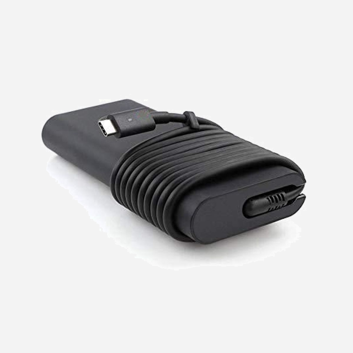 Adaptateur secteur DELL K00F5 130W pour ordinateur portable usage intérieur couleur noir 300g - L'adaptateur secteur DELL K00F5 constitue une solution d'alimentation fiable et performante pour vos ordinateurs portables professionnels DELL. Avec sa puissance de sortie de 130 W et sa tension de 20 V, cet adaptateur répond aux exigences des configurations exigeantes, notamment les stations de travail Precision et les notebooks XPS haut de gamme. Conçu spécifiquement pour les modèles Precision 5530 2-in-1 et XPS 15 2-in-1 9575, cet adaptateur garantit une compatibilité parfaite et une recharge optimale de votre équipement. Sa puissance de 130 W permet d'alimenter efficacement votre ordinateur même lors de tâches intensives tout en rechargeant simultanément la batterie. Avec un poids contenu de 300 grammes, cet adaptateur se transporte aisément entre le bureau et les déplacements professionnels. Son format compact facilite son rangement dans une sacoche d'ordinateur sans encombrement excessif. La conception pour usage intérieur en fait un équipement idéal comme adaptateur de secours au bureau ou à domicile. La finition noire sobre s'intègre naturellement dans tout environnement professionnel. Cet adaptateur représente un investissement judicieux pour disposer d'une alimentation de remplacement ou d'un second chargeur dédié à un poste de travail fixe, évitant ainsi les branchements et débranchements répétés qui peuvent endommager les connecteurs. Pour les services informatiques gérant un parc de machines DELL, disposer d'adaptateurs de rechange compatibles permet d'assurer la continuité d'activité et de réduire les temps d'immobilisation en cas de défaillance d'un chargeur principal.