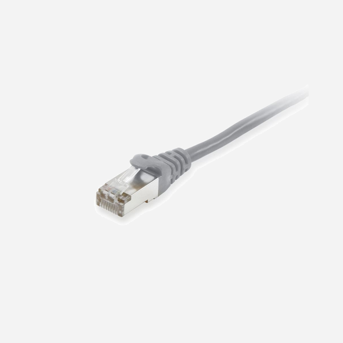 Câble réseau Equip 606714 Cat6a S/FTP 35m RJ-45 vers RJ-45 10 Gbit/s blindage double gris rond - Le câble réseau Equip 606714 Cat6a offre une solution professionnelle pour vos infrastructures réseau exigeantes. Avec ses 35 mètres de longueur, ce câble répond aux besoins de déploiement dans les environnements professionnels étendus : bureaux multi-pièces, espaces de coworking, salles serveurs ou installations industrielles. Conçu selon la norme Cat6a avec blindage double S/FTP, ce câble garantit une transmission stable jusqu'à 10 Gbit/s sur une fréquence de 500 MHz. Le blindage renforcé protège efficacement contre les interférences électromagnétiques, assurant une qualité de signal optimale même dans des environnements perturbés par de nombreux équipements électroniques. La compatibilité PoE+ constitue un atout majeur pour alimenter directement vos équipements réseau : points d'accès WiFi, caméras IP, téléphones VoIP ou switches, simplifiant ainsi votre installation en éliminant le besoin d'alimentations séparées. Le conducteur en cuivre AWG 26/7 et le revêtement LSZH garantissent fiabilité et sécurité. Ce matériau à faible émission de fumée et sans halogène répond aux normes de sécurité incendie les plus strictes, particulièrement recommandé pour les installations en espaces clos ou recevant du public. Compatible avec l'ensemble des standards Ethernet actuels, de Fast Ethernet à 10 Gigabit Ethernet, ce câble assure la pérennité de votre infrastructure réseau. Les connecteurs RJ-45 mâles droits facilitent le raccordement à tous vos équipements professionnels : switches, routeurs, serveurs, postes de travail.