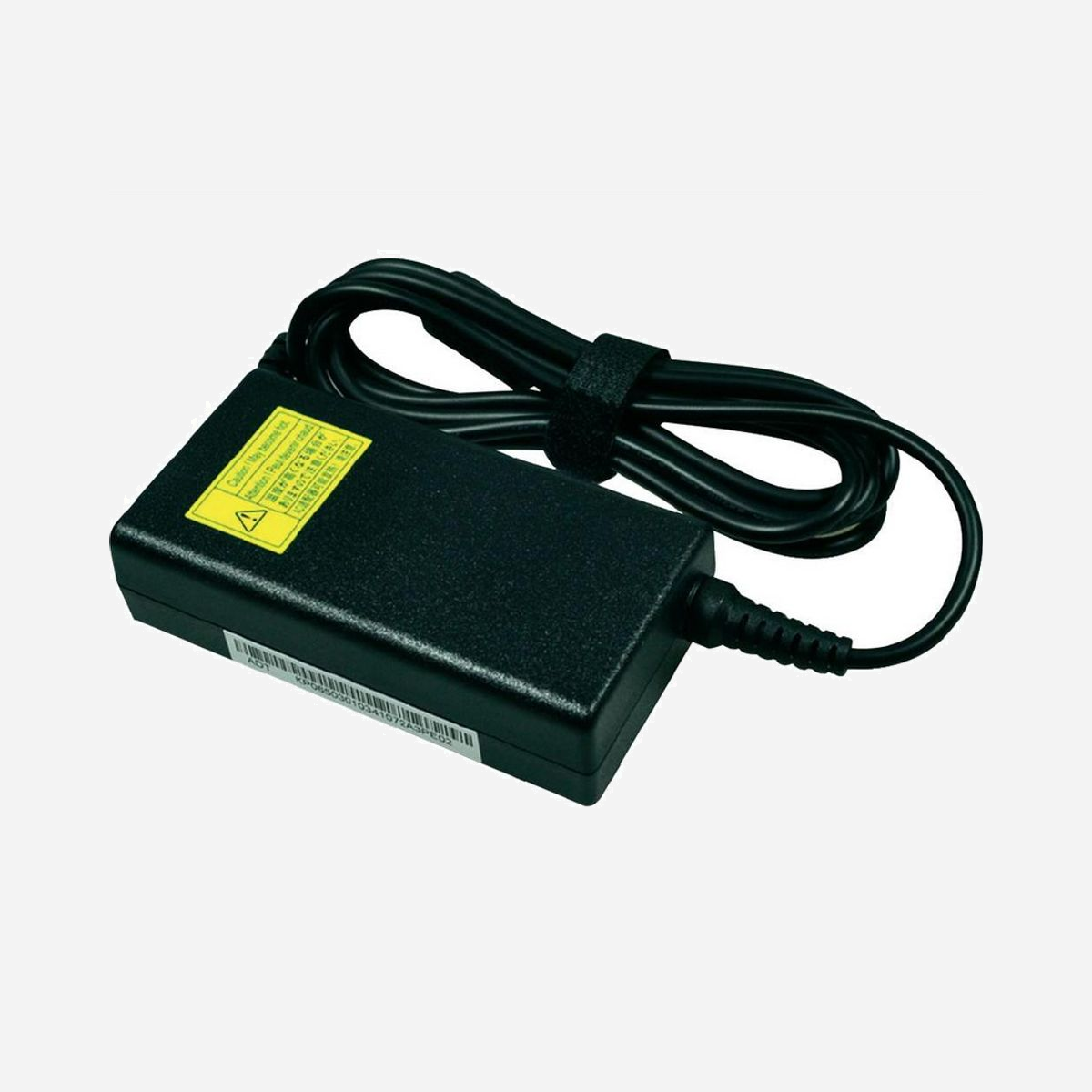 Adaptateur secteur Acer 65W 19V 100-240V pour ordinateur portable intérieur noir 217g référence KP.06503.010 - L'adaptateur secteur Acer 65W 19V constitue une solution d'alimentation fiable et polyvalente pour votre ordinateur portable Acer. Avec sa puissance de 65W et sa tension de sortie de 19V, cet adaptateur répond aux besoins énergétiques de la plupart des ordinateurs portables de la gamme Acer, garantissant un fonctionnement optimal de votre équipement. Sa compatibilité avec une large plage de tension d'entrée (100-240V, 50/60Hz) en fait un accessoire particulièrement adapté aux professionnels en déplacement international. Vous pouvez l'utiliser dans tous les pays sans transformateur supplémentaire, simplifiant ainsi vos déplacements d'affaires. Compact et léger avec ses 217 grammes seulement, cet adaptateur se glisse facilement dans votre sacoche professionnelle sans alourdir vos bagages. Son format optimisé facilite le transport quotidien entre le bureau et le domicile ou lors de vos missions professionnelles. Cet adaptateur d'origine Acer (référence KP.06503.010) garantit une compatibilité parfaite avec votre matériel et respecte les normes de sécurité électrique en vigueur. Il constitue une solution de remplacement idéale en cas de perte ou de défaillance de votre adaptateur d'origine, ou comme équipement supplémentaire pour équiper un second poste de travail. Son design sobre en finition noire s'intègre discrètement dans tout environnement professionnel. La qualité de fabrication Acer assure une durabilité dans le temps pour un usage quotidien intensif.