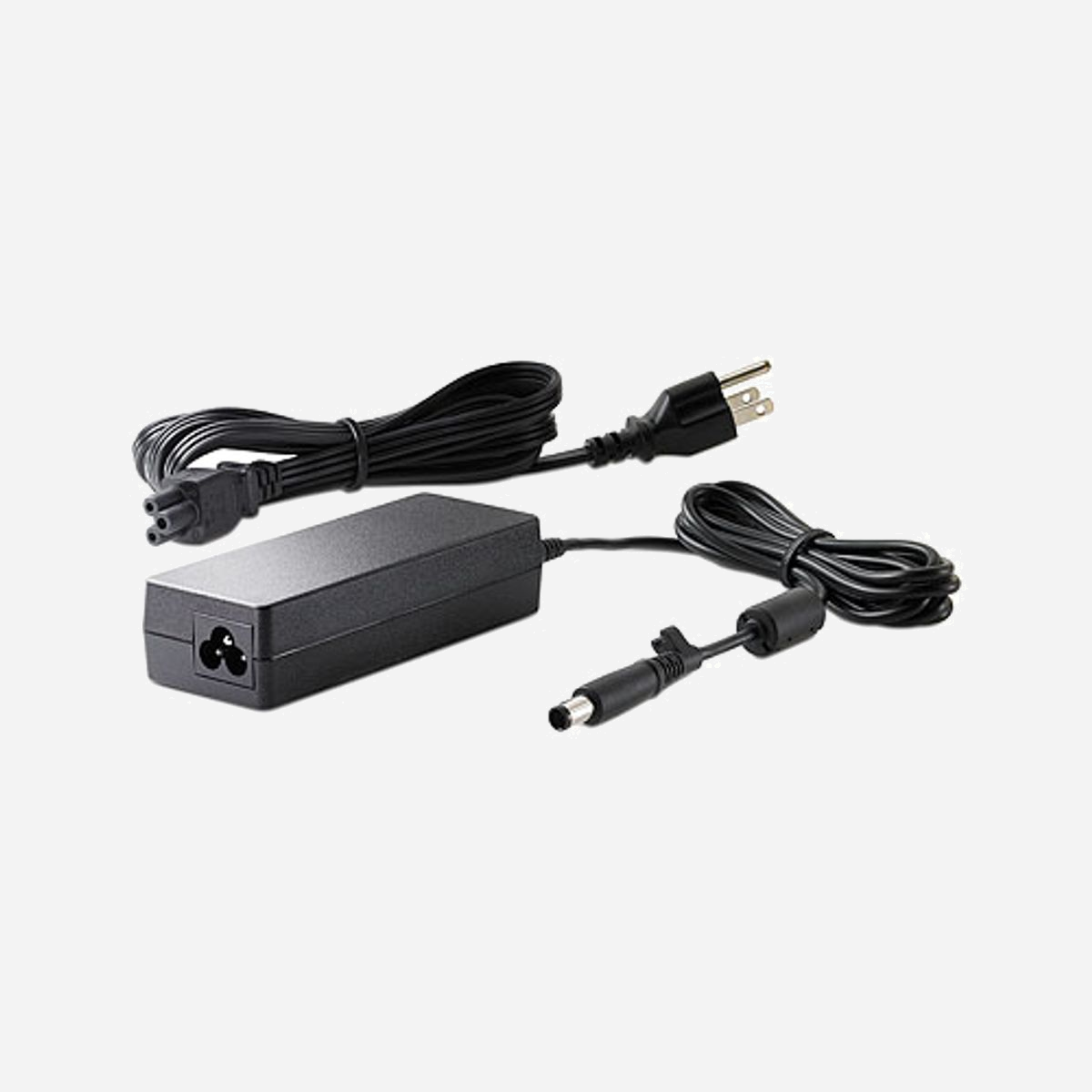 Adaptateur secteur HP Smart 65W pour ordinateur portable avec charge batterie intégrée format compact noir - L'adaptateur secteur HP Smart 65W représente la solution d'alimentation idéale pour les professionnels mobiles et les utilisateurs nomades. Conçu pour accompagner vos déplacements, cet adaptateur combine puissance et portabilité dans un format particulièrement compact. Avec sa puissance de 65 watts, cet adaptateur garantit des performances système optimales tout en rechargeant simultanément la batterie interne de votre ordinateur portable HP. Cette double fonction vous assure une productivité continue, que vous travailliez au bureau, en clientèle ou en déplacement professionnel. Son format compact constitue un atout majeur pour les professionnels itinérants. Avec des dimensions réduites de 106 x 47 x 28 mm et un poids plume de seulement 280 grammes, il se glisse facilement dans votre sacoche ou votre bagage cabine sans encombrement. Fini les adaptateurs volumineux qui alourdissent vos déplacements. La compatibilité électrique universelle (100-240V, 47-63Hz) permet une utilisation dans tous les pays, un avantage considérable pour les missions internationales. Vous n'avez plus à vous soucier des différences de tension selon votre destination. Cet adaptateur s'adresse particulièrement aux entreprises équipant leurs collaborateurs mobiles, aux consultants en déplacement fréquent, ainsi qu'aux utilisateurs souhaitant disposer d'un second adaptateur pour éviter les oublis entre domicile et bureau. La fiabilité HP garantit une alimentation stable et sécurisée pour votre matériel informatique professionnel.