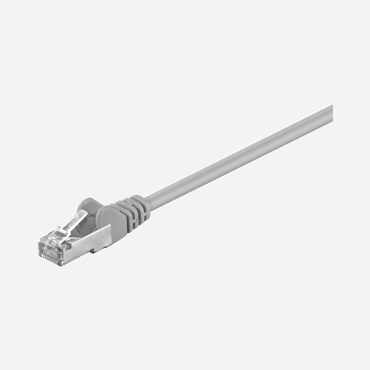 Câble réseau Microconnect STP505 Cat5e F/UTP blindé RJ45 gris 5m 100MHz pour Ethernet - Le câble réseau Microconnect STP505 Cat5e constitue une solution professionnelle pour sécuriser vos connexions Ethernet dans les environnements exigeants. Avec sa longueur de 5 mètres, il offre la flexibilité nécessaire pour relier efficacement vos équipements réseau : commutateurs, routeurs, modems ou panneaux de brassage. Sa conception blindée F/UTP représente un atout majeur pour les installations professionnelles. Ce blindage protège activement vos transmissions contre les interférences électromagnétiques (EMI) qui peuvent dégrader la qualité du signal, provoquer des erreurs de données et ralentir les débits. Dans les environnements de bureaux où les câbles côtoient de nombreux équipements électriques, cette protection garantit une transmission stable et fiable. Certifié Cat5e avec une fréquence de 100 MHz, ce câble supporte des débits jusqu'à 1000 Mbit/s et reste rétrocompatible avec les standards Cat5. Les connecteurs RJ-45 mâles intègrent une protection de verrouillage qui préserve l'intégrité du clip lors des installations dans des espaces confinés, réduisant ainsi les risques de casse lors du déploiement. Le conducteur en cuivre 26/7 AWG assure une conductivité optimale, tandis que la gaine PVC grise offre durabilité et discrétion dans vos installations. Les systèmes de protection contre les pliures et de soulagement de tension prolongent la durée de vie du câble, même en cas de manipulations fréquentes. Idéal pour les PME, les installations de bureaux ou les infrastructures domestiques avancées nécessitant une connexion réseau performante et protégée contre les perturbations électromagnétiques.