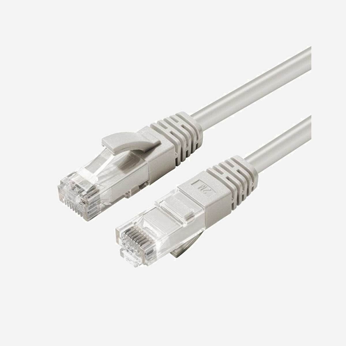 Câble réseau Microconnect UTP6100 Cat6 U/UTP 100m gris rond 250MHz compatible Cat5e/Cat5 avec protection - Le câble réseau Microconnect UTP6100 Cat6 constitue une solution professionnelle robuste pour déployer ou étendre votre infrastructure réseau sur de longues distances. Avec ses 100 mètres de longueur, ce câble répond parfaitement aux besoins des installations en entreprise, des petits bureaux ou des environnements domestiques exigeants. Conforme à la norme Cat6 et testé jusqu'à 250 MHz, ce câble garantit un taux de transfert optimal de 10 Gbit/s, idéal pour les applications gourmandes en bande passante : transferts de fichiers volumineux, streaming vidéo haute définition, visioconférences professionnelles ou connexions serveur. Sa rétrocompatibilité avec les normes Cat5e et Cat5 assure une intégration fluide dans les infrastructures existantes. La construction U/UTP avec conducteurs en cuivre 24 AWG et configuration 4x2 paires torsadées offre une transmission stable et fiable. Le câble se distingue par sa protection de verrouillage renforcée qui préserve l'intégrité du connecteur RJ-45 lors des installations dans des espaces confinés, réduisant ainsi les risques de dommages et les coûts de maintenance. La gaine LSZH (Low Smoke Zero Halogen) constitue un atout majeur pour la sécurité : en cas d'incendie, elle limite les émissions de fumées toxiques et de gaz corrosifs, un critère essentiel pour les installations dans les bâtiments recevant du public ou les environnements sensibles. Certifié EIA/TIA 568, ce câble Microconnect garantit une qualité professionnelle et une compatibilité universelle avec l'ensemble des équipements réseau standards : commutateurs, routeurs, modems, panneaux de brassage et prises murales.