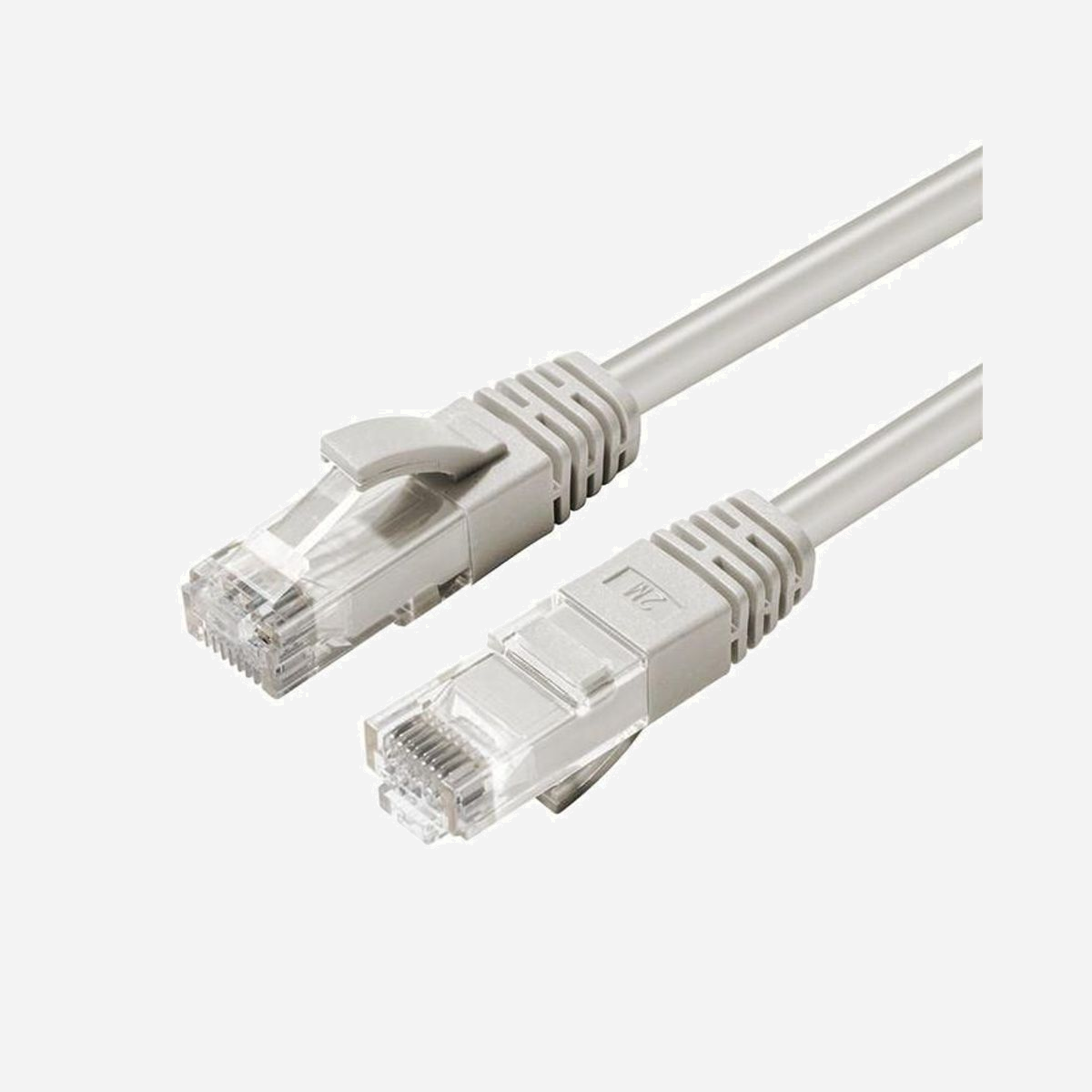 Câble réseau Microconnect UTP530 Cat5e U/UTP 30m gris RJ45 100MHz connexion Ethernet rond - Le câble réseau Microconnect UTP530 constitue une solution fiable et performante pour vos infrastructures réseau professionnelles. Avec ses 30 mètres de longueur, ce câble Cat5e offre une flexibilité d'installation optimale pour connecter vos équipements réseau, que ce soit dans un environnement de bureau, un local technique ou une installation domestique exigeante. Certifié Cat5e et testé jusqu'à 100 MHz, ce câble garantit un taux de transfert de données allant jusqu'à 1000 Mbit/s, assurant ainsi des performances stables pour vos applications réseau quotidiennes : partage de fichiers, accès Internet, connexion aux serveurs ou streaming de contenus multimédias. Sa compatibilité descendante avec les standards Cat5 permet une intégration sans contrainte dans vos infrastructures existantes. La conception technique du UTP530 intègre plusieurs atouts pratiques. Les connecteurs RJ-45 mâles sont équipés d'une protection de verrouillage qui préserve l'intégrité du câble lors des installations dans des espaces restreints, réduisant ainsi les risques de détérioration. Le conducteur en cuivre de calibre AWG 26 et le blindage U/UTP assurent une transmission fiable du signal, tandis que le manteau en PVC gris offre une résistance mécanique adaptée aux contraintes d'installation. Ce câble rond facilite le passage dans les chemins de câbles et gaines techniques. Idéal pour relier commutateurs, routeurs, modems ou panneaux de brassage, le Microconnect UTP530 répond aux besoins des professionnels recherchant une connectivité réseau durable et performante.