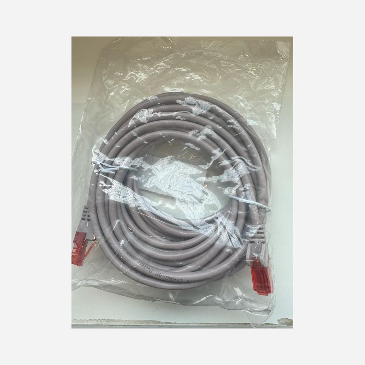Câble réseau Microconnect B-UTP603-P Cat6 U/UTP RJ-45 3m lavande 10 Gbit/s rond pour Ethernet - Le câble réseau Microconnect B-UTP603-P Cat6 constitue une solution fiable pour vos installations Ethernet professionnelles. Avec sa longueur de 3 mètres, il offre la flexibilité nécessaire pour connecter vos équipements informatiques, que ce soit dans un bureau, une salle de réunion ou un espace de travail collaboratif. Conforme à la norme Cat6, ce câble garantit un taux de transfert allant jusqu'à 10 Gbit/s sur une fréquence de 250 MHz, assurant ainsi des performances optimales pour vos applications réseau exigeantes. Il prend en charge les technologies 10/100/1000Base-T(X), ce qui le rend parfaitement adapté aux infrastructures Ethernet modernes nécessitant une bande passante élevée pour le transfert de fichiers volumineux, la visioconférence ou l'accès aux serveurs. La construction U/UTP avec connecteurs RJ-45 mâles garantit une compatibilité universelle avec l'ensemble de vos équipements réseau : ordinateurs, switches, routeurs, imprimantes réseau ou points d'accès WiFi. Le câble rond en PVC facilite le passage dans les goulottes et assure une installation soignée. Les protections intégrées contre les pliures, les tensions et au niveau des connecteurs prolongent la durée de vie du câble, même en cas d'utilisation intensive. Sa couleur lavande distinctive permet une identification rapide dans vos installations et facilite la gestion de votre infrastructure réseau. Compact et léger avec ses 78 grammes, ce câble Microconnect représente un choix judicieux pour équiper vos postes de travail avec une connectivité réseau performante et durable.