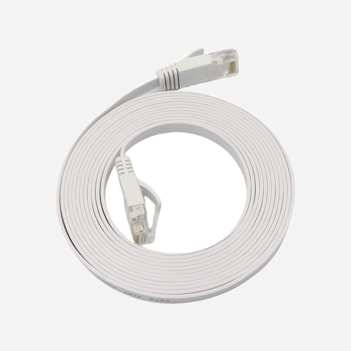 Câble réseau Microconnect Cat6a U/UTP plat 7m blanc 500MHz 1000Mbps LSZH sans accroc V-UTP6A07W-FLAT-LSZH - Le câble réseau Microconnect Cat6a U/UTP plat V-UTP6A07W-FLAT-LSZH de 7 mètres répond aux exigences des environnements professionnels où l'optimisation de l'espace et la discrétion d'installation sont prioritaires. Sa conception plate permet une intégration élégante derrière les plinthes, sous les revêtements de sol ou dans les passages étroits, tout en préservant l'esthétique de vos locaux. Certifié Cat6a selon la norme EIA/TIA 568, ce câble garantit des performances réseau optimales avec une bande passante de 500 MHz et un débit théorique jusqu'à 10 Gbps. Il assure une connectivité fiable pour vos équipements réseau, serveurs, postes de travail et infrastructures critiques. La rétrocompatibilité avec les normes Cat6, Cat5e et Cat5 protège vos investissements existants. Le design sans accroc constitue un atout majeur lors des installations en racks ou armoires informatiques, évitant tout risque d'endommagement des connecteurs RJ-45 dans les espaces confinés. Le gain de temps lors du déploiement se traduit par une réduction des coûts d'installation. La gaine LSZH (Low Smoke Zero Halogen) répond aux normes de sécurité incendie les plus strictes en limitant l'émission de fumées toxiques et de gaz corrosifs en cas d'incident. Cette caractéristique est particulièrement appréciée dans les établissements recevant du public, datacenters et locaux techniques sensibles. Avec ses conducteurs en cuivre de qualité et son format compact, ce câble de 7 mètres offre le compromis idéal entre performance technique, facilité d'installation et conformité réglementaire pour vos projets d'infrastructure réseau professionnelle.