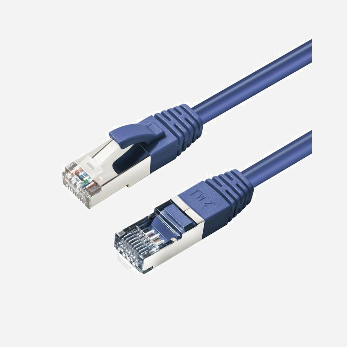 Câble réseau Microconnect STP610B Cat6 F/UTP blindé 10m bleu RJ45 250MHz pour Ethernet Gigabit - Le câble réseau Microconnect STP610B Cat6 de 10 mètres offre une solution de connectivité professionnelle pour vos infrastructures Ethernet Gigabit. Conçu selon la norme Cat6 avec une bande passante de 250 MHz, il garantit des débits jusqu'à 10 Gbit/s, idéal pour les environnements exigeants en transfert de données. Sa construction blindée F/UTP constitue un atout majeur pour les installations professionnelles. Le blindage protège efficacement contre les interférences électromagnétiques (EMI), éliminant les risques de diaphonie et de dégradation du signal. Vous bénéficiez ainsi d'une transmission stable et fiable, même dans des environnements électriquement chargés. Ce câble répond aux besoins des petites et moyennes entreprises pour connecter commutateurs, routeurs, serveurs et postes de travail. Sa longueur de 10 mètres permet une installation flexible dans les bureaux, salles serveurs ou espaces de travail partagés. La protection anticoupure intégrée facilite le déploiement dans les espaces restreints tout en préservant l'intégrité du connecteur RJ-45. La conformité LSZH (Low Smoke Zero Halogen) du revêtement garantit une sécurité accrue en cas d'incendie, avec une émission minimale de fumées toxiques. Cette caractéristique est particulièrement appréciée dans les installations respectant les normes de sécurité strictes. Rétrocompatible avec les normes Cat5e et Cat5, ce câble s'intègre facilement dans vos infrastructures existantes. Les conducteurs en cuivre AWG 26 assurent une conductivité optimale pour des performances réseau durables et constantes.