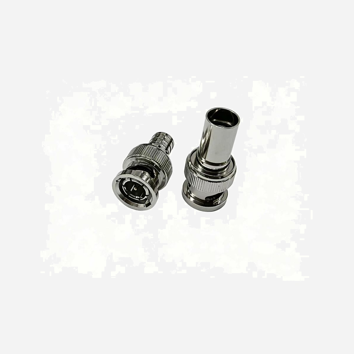 Connecteur coaxial Microconnect BNC-HDSDI-PLUG mâle à sertir 12G-SDI pour câble coaxial professionnel - Le connecteur coaxial BNC-HDSDI-PLUG de Microconnect répond aux exigences les plus strictes des professionnels de la diffusion et de la production vidéo. Conçu pour les installations 12G-SDI, il assure une transmission fiable des signaux vidéo haute définition avec une intégrité optimale, même dans les environnements les plus exigeants. Sa conception à sertir garantit une terminaison mécanique robuste et pérenne, éliminant les risques de déconnexion accidentelle lors des manipulations fréquentes en studio ou en régie. Le corps en métal et la finition acier inoxydable offrent une résistance exceptionnelle à l'usure et aux contraintes mécaniques répétées, prolongeant significativement la durée de vie de vos installations. Compatible avec les câbles coaxiaux professionnels, ce connecteur BNC prend en charge des débits jusqu'à 12 Gbit/s, le rendant parfaitement adapté aux flux 4K et aux applications de production broadcast modernes. Il constitue un élément indispensable pour les régies de diffusion, les studios d'enregistrement, les installations de post-production et les infrastructures de vidéosurveillance professionnelle. Fabriqué selon les standards européens de qualité, le BNC-HDSDI-PLUG s'intègre naturellement dans vos chaînes de production existantes. Son format compact et son poids de seulement 10 grammes facilitent son intégration dans les configurations denses où l'espace est compté. Microconnect propose avec ce connecteur une solution technique éprouvée pour sécuriser vos connexions coaxiales à large bande passante et garantir la continuité de vos opérations critiques.