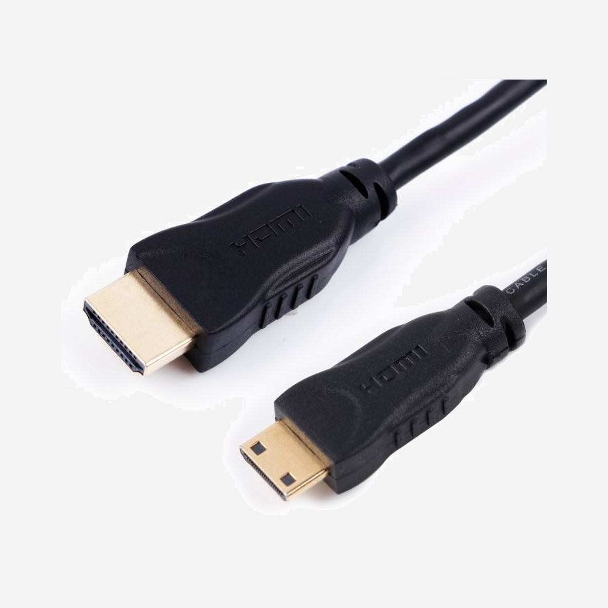 Câble HDMI Microconnect HDM19195V2.0C Type A vers Type C Mini 5m HDMI 2.0 4K@60Hz 18Gbps HDCP 2.2 noir - Le câble HDMI Microconnect HDM19195V2.0C répond aux exigences des professionnels qui recherchent une solution de connexion fiable entre leurs équipements audiovisuels. Avec ses 5 mètres de longueur, il offre une flexibilité d'installation appréciable dans les salles de réunion, les espaces de formation ou les installations fixes nécessitant une distance confortable entre la source et l'écran. Ce câble exploite pleinement la norme HDMI 2.0 pour délivrer une qualité d'image 4K à 60Hz, garantissant une fluidité parfaite lors de la diffusion de contenus haute définition, de présentations multimédias ou de visioconférences. Le débit de 18 Gbps assure une transmission sans compression des signaux vidéo et audio, préservant l'intégrité des données. La compatibilité HDCP 2.2 permet la lecture de contenus protégés, un point essentiel pour les environnements professionnels diffusant des médias sécurisés. La fonction ARC simplifie les installations en permettant le retour audio via un seul câble, réduisant ainsi l'encombrement et les coûts de câblage. Le connecteur Type C Mini s'avère particulièrement adapté pour relier des caméras professionnelles, des tablettes ou certains ordinateurs portables équipés de ce format compact, tandis que le connecteur Type A standard assure la compatibilité avec la majorité des écrans et projecteurs du marché. La certification Plug and Play garantit une mise en service immédiate sans configuration complexe, un atout pour les équipes IT gérant de multiples installations. La construction robuste et la finition noire sobre s'intègrent discrètement dans tout environnement professionnel.