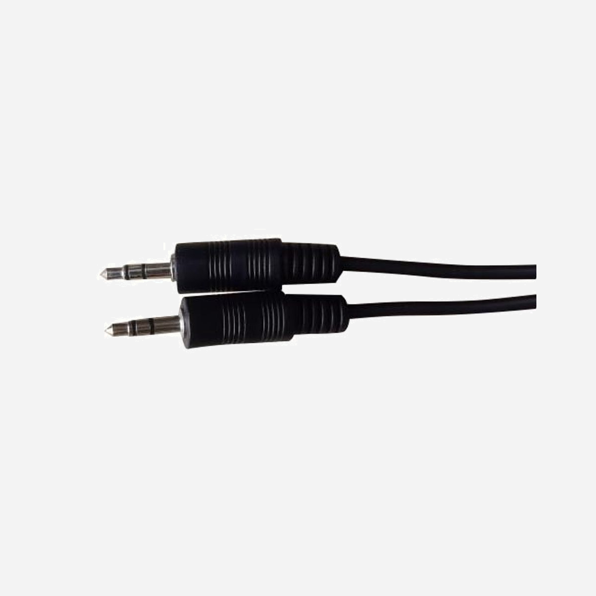 Câble audio Microconnect AUDLL05 jack 3.5mm mâle vers 2x RCA mâle 0.5m noir pour connexion AUX stéréo - Le câble audio Microconnect AUDLL05 constitue la solution idéale pour relier vos sources audio mobiles à vos installations stéréo professionnelles. Avec sa longueur compacte de 0,5 mètre, ce câble jack 3.5mm mâle vers 2x RCA mâle répond parfaitement aux besoins de connexion en environnement de bureau ou dans des configurations où les équipements sont rapprochés. Conçu pour les professionnels exigeants, ce câble permet de connecter smartphones, tablettes, ordinateurs portables ou tout appareil équipé d'une sortie jack 3.5mm vers des amplificateurs, chaînes hi-fi, mixeurs ou enceintes actives disposant d'entrées RCA stéréo. La transmission audio s'effectue de manière fiable, préservant la qualité sonore de vos contenus multimédias. La qualité de fabrication se distingue par des connecteurs plaqués or qui garantissent une conductivité optimale et une résistance accrue à l'oxydation dans le temps. Cette finition professionnelle assure des connexions durables et limite les pertes de signal, un atout essentiel pour les installations permanentes en entreprise ou dans les espaces de réunion. Son format court de 50 centimètres évite l'encombrement et les câbles qui traînent, particulièrement apprécié dans les configurations fixes où la source audio reste à proximité du système de diffusion. Le câble noir discret s'intègre naturellement dans tout environnement professionnel. Avec un poids plume de seulement 10 grammes, le Microconnect AUDLL05 se transporte aisément et trouve sa place dans toute sacoche d'équipement technique pour les présentations itinérantes ou les installations temporaires.