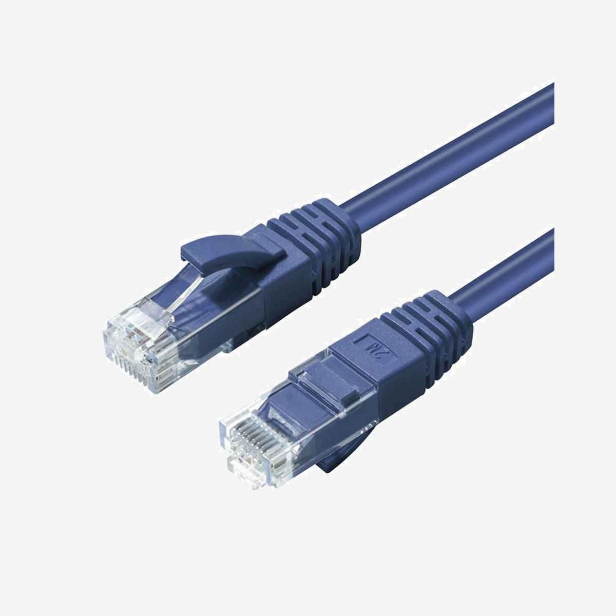 Câble réseau Microconnect UTP6003B Cat6 U/UTP 0,3m bleu rond RJ45 250MHz avec manchons anti-accrochage - Le câble réseau Microconnect UTP6003B Cat6 offre une solution de connexion professionnelle pour vos équipements réseau, alliant performance et fiabilité dans un format compact de 0,3 mètre. Idéal pour les installations en baie de brassage, armoires réseau ou connexions courtes entre équipements rapprochés, ce câble répond aux exigences des environnements professionnels modernes. Certifié Cat6 et testé jusqu'à 250 MHz, ce câble garantit un débit de transfert de données jusqu'à 10 Gbit/s, assurant ainsi une bande passante suffisante pour vos applications réseau les plus exigeantes. Sa compatibilité descendante avec les normes Cat5e et Cat5 permet une intégration transparente dans votre infrastructure existante. La construction U/UTP avec conducteurs en cuivre 24/7 AWG assure une transmission stable et fiable. Le câble rond facilite le passage dans les chemins de câbles et la gestion des installations. Les connecteurs RJ-45 mâles sont équipés de manchons anti-accrochage qui protègent efficacement le mécanisme de verrouillage lors des manipulations et installations dans des espaces restreints, réduisant ainsi les risques de détérioration prématurée. Le revêtement LSZH (Low Smoke Zero Halogen) constitue un atout majeur pour la sécurité : en cas d'incendie, ce matériau limite les émissions de fumées toxiques et de gaz corrosifs, un critère essentiel pour les installations dans les locaux recevant du public ou les centres de données. Sa couleur bleue facilite l'identification visuelle et le repérage dans vos installations, optimisant ainsi la maintenance et le dépannage. Avec seulement 30 grammes, ce câble court se manipule aisément et convient parfaitement aux connexions entre switchs, routeurs, modems, panneaux de brassage ou prises murales.
