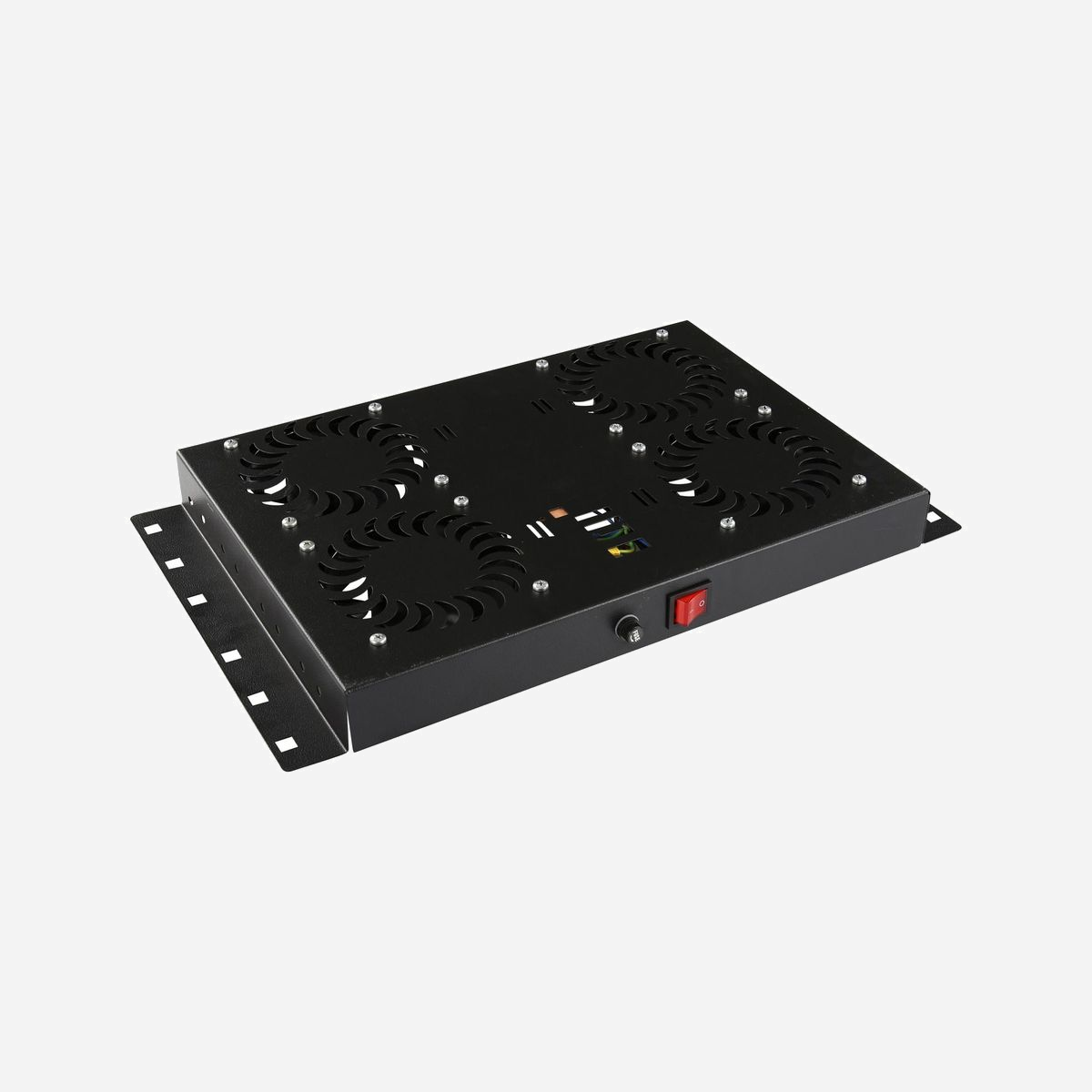 Lanview RAF120BL-UK Module de toit rack 4 ventilateurs avec thermostat analogique 560 m³/h RAL9005 noir - Le module de toit Lanview RAF120BL-UK constitue une solution de refroidissement professionnelle indispensable pour garantir la stabilité thermique de vos équipements rack. Conçu pour une intégration en partie haute de baie, ce système de ventilation actif assure une évacuation efficace de l'air chaud généré par vos serveurs, switchs et équipements réseau. Équipé de 4 ventilateurs performants, ce module délivre un débit d'air de 560 m³/h, permettant un renouvellement constant de l'atmosphère dans votre armoire informatique. Cette capacité de brassage prévient les surchauffes qui peuvent entraîner des ralentissements, des arrêts intempestifs ou une usure prématurée de vos composants critiques. Le thermostat analogique intégré offre un contrôle précis et intuitif de la température de déclenchement. Cette régulation automatique optimise la consommation énergétique en activant la ventilation uniquement lorsque nécessaire, tout en maintenant vos équipements dans leur plage de fonctionnement optimale. Avec son format 1U standard et sa largeur de 487 mm, ce module s'installe facilement au sommet de la plupart des baies 19 pouces du marché. Sa finition RAL9005 noir s'intègre discrètement dans votre infrastructure existante. Son poids contenu de 3,32 kg facilite la manipulation lors du montage. Idéal pour les salles serveurs, datacenters, locaux techniques ou armoires de brassage, le RAF120BL-UK représente un investissement judicieux pour protéger votre infrastructure IT contre les risques thermiques et prolonger la durée de vie de vos équipements.