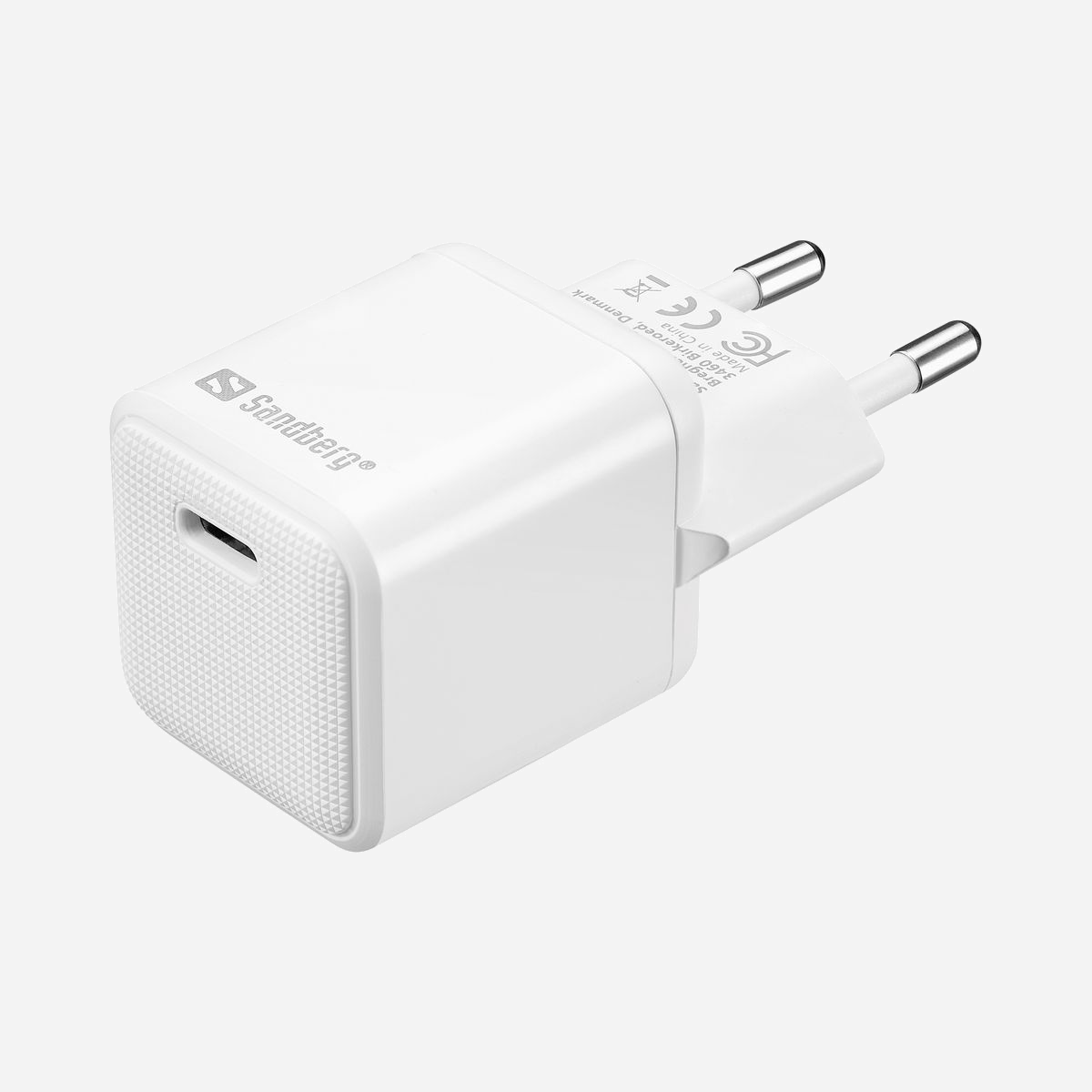 Chargeur secteur Sandberg 441-42 USB-C PD 20W universel pour smartphones et tablettes blanc - Le chargeur secteur Sandberg 441-42 USB-C PD 20W s'impose comme une solution de charge universelle performante pour l'ensemble de vos appareils mobiles professionnels. Conçu pour répondre aux exigences des environnements de travail modernes, ce chargeur compact délivre une puissance de 20W via son port USB-C compatible Power Delivery. Sa compatibilité universelle constitue un atout majeur pour les entreprises équipées de flottes hétérogènes de smartphones et tablettes. Qu'il s'agisse d'appareils iOS, Android ou autres, ce chargeur unique remplace efficacement plusieurs adaptateurs secteur, simplifiant ainsi la gestion du matériel et réduisant les coûts d'approvisionnement. La technologie Power Delivery optimise automatiquement la charge selon les besoins de chaque appareil connecté, garantissant une recharge rapide et sécurisée. Avec un courant de sortie pouvant atteindre 3A, vos collaborateurs bénéficient d'une charge complète en un temps réduit, minimisant les interruptions d'activité. Son format ultra-compact (78 x 34,5 x 33 mm) et son poids plume de 52g en font un accessoire idéal pour les déplacements professionnels. La prise européenne Type F assure une compatibilité immédiate avec les installations standard. L'installation Plug and Play élimine toute configuration complexe. La finition blanche sobre s'intègre discrètement dans tous les environnements professionnels. Sandberg, fabricant reconnu d'accessoires informatiques, garantit une conception fiable répondant aux normes de sécurité électrique en vigueur.