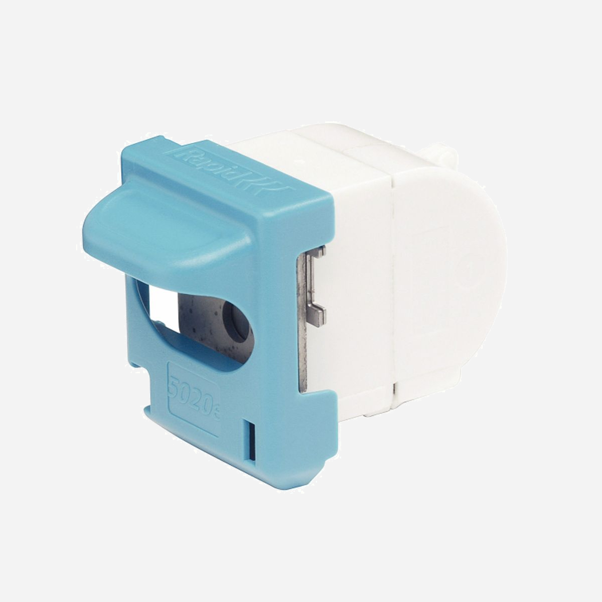 Agrafes Esselte Rapid 5020e/5025e 3000 agrafes en 2 cartouches de 1500 compatibles agrafeuses électriques - Optimisez la productivité de votre bureau avec ces cartouches d'agrafes Esselte Rapid, spécialement conçues pour les agrafeuses électriques 5020e et 5025e. Ce pack contient 3000 agrafes réparties en 2 cartouches de 1500 unités, garantissant une autonomie prolongée et limitant les interruptions de travail. La compatibilité parfaite avec les modèles Rapid 5020e et 5025e assure un chargement rapide et sans effort. Fini les pertes de temps à recharger manuellement agrafe par agrafe : le système de cartouche permet un remplacement en quelques secondes, idéal pour les environnements professionnels exigeants où chaque minute compte. Ces agrafes conviennent parfaitement aux services administratifs, centres de documentation, cabinets juridiques et départements RH qui traitent quotidiennement d'importants volumes de documents. La capacité de 3000 agrafes représente plusieurs semaines d'utilisation intensive, réduisant ainsi la fréquence de réapprovisionnement. Le format compact des cartouches (57 x 57 x 110 mm) facilite le stockage dans les tiroirs de bureau, tandis que leur poids léger de 120 g simplifie la manipulation. La référence 23271900 garantit l'authenticité du produit Esselte, gage de qualité et de fiabilité reconnue dans le secteur des fournitures de bureau professionnelles. Un investissement rationnel pour maintenir l'efficacité opérationnelle de vos équipements d'agrafage électrique et assurer la continuité de vos activités de classement et d'archivage.