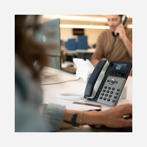 POLY Téléphone IP Edge E350 - 8 lignes, Écran IPS 3.5", Gigabit Ethernet, WiFi, Bluetooth 5.0, PoE, Codecs G.722/OPUS, Sécurité WPA2, Port USB-C - Miniature 3