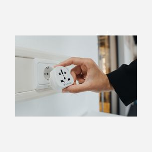 Verbatim Adaptateur Secteur Universel Type F vers Multi-Prises (Type A/B/C/G/I/J/L/N) 100-250V 10A 2500W Max, Boîtier PC Blanc 58x50x51mm - Miniature 5