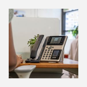 POLY Téléphone IP Edge E400 PoE, Écran IPS 3.5", 320x240, 8 Lignes, Gigabit Ethernet, 2xRJ45, RJ9, USB-C, Codecs G.7xx/OPUS/iLBC, ENERGY STAR - Miniature 2
