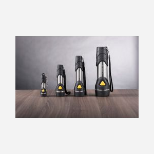 Varta Lampe Porte-Clés LED Aluminium/Noir - 12 lm - LED Unique - AAA - Autonomie 6.5h - 94mm - Résistante aux chocs - Faisceau 22m - Miniature 4