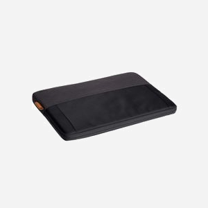 Housse Trust Lisboa 16" (40.6cm) Noir Polyester, compartiment 15x265x385mm, fermeture éclair, conception durable en PET recyclé, dimensions 400x285x25mm, 208g